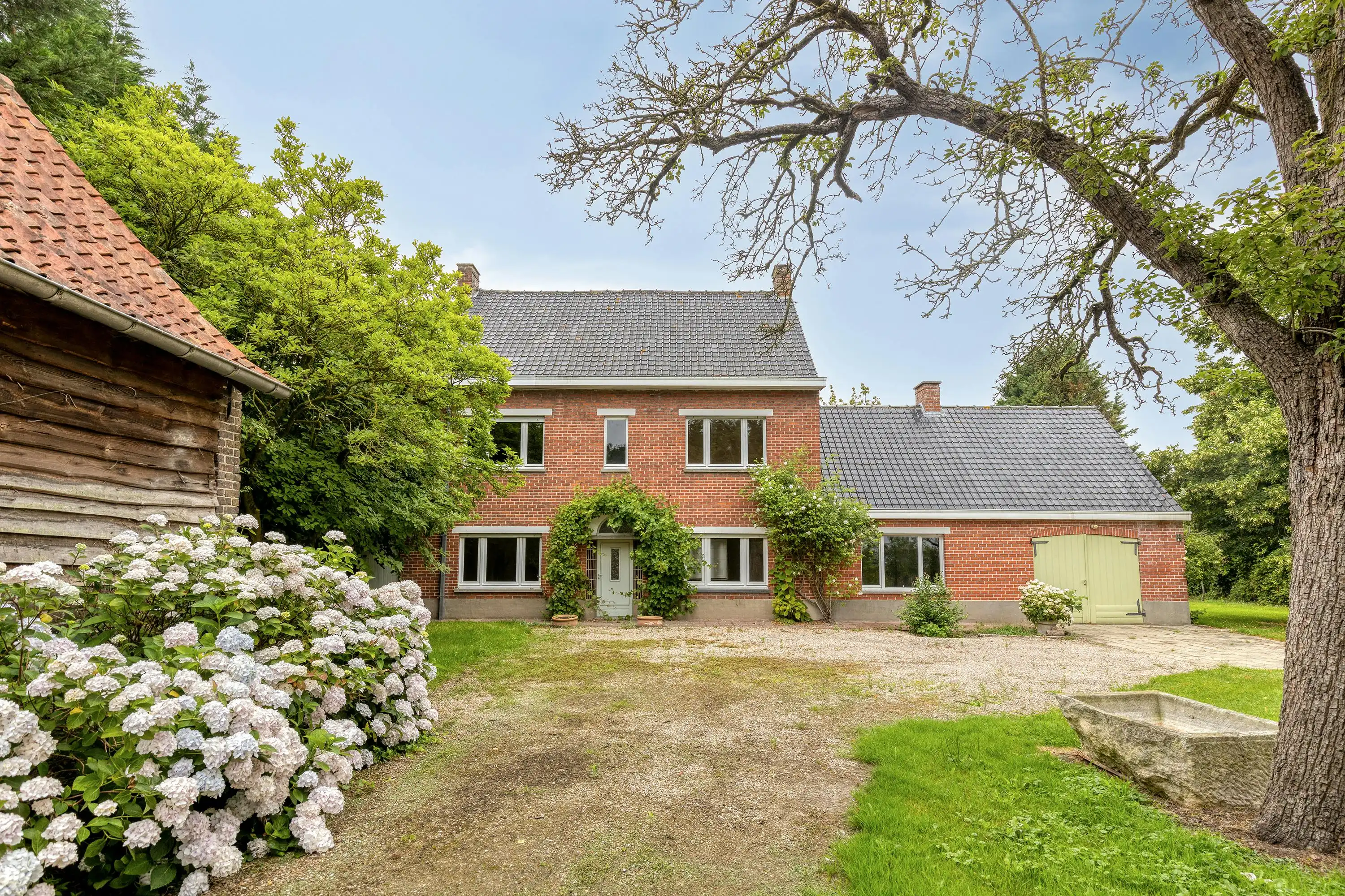 Hoofdfoto van de publicatie: Te renoveren villa te Hertsberge