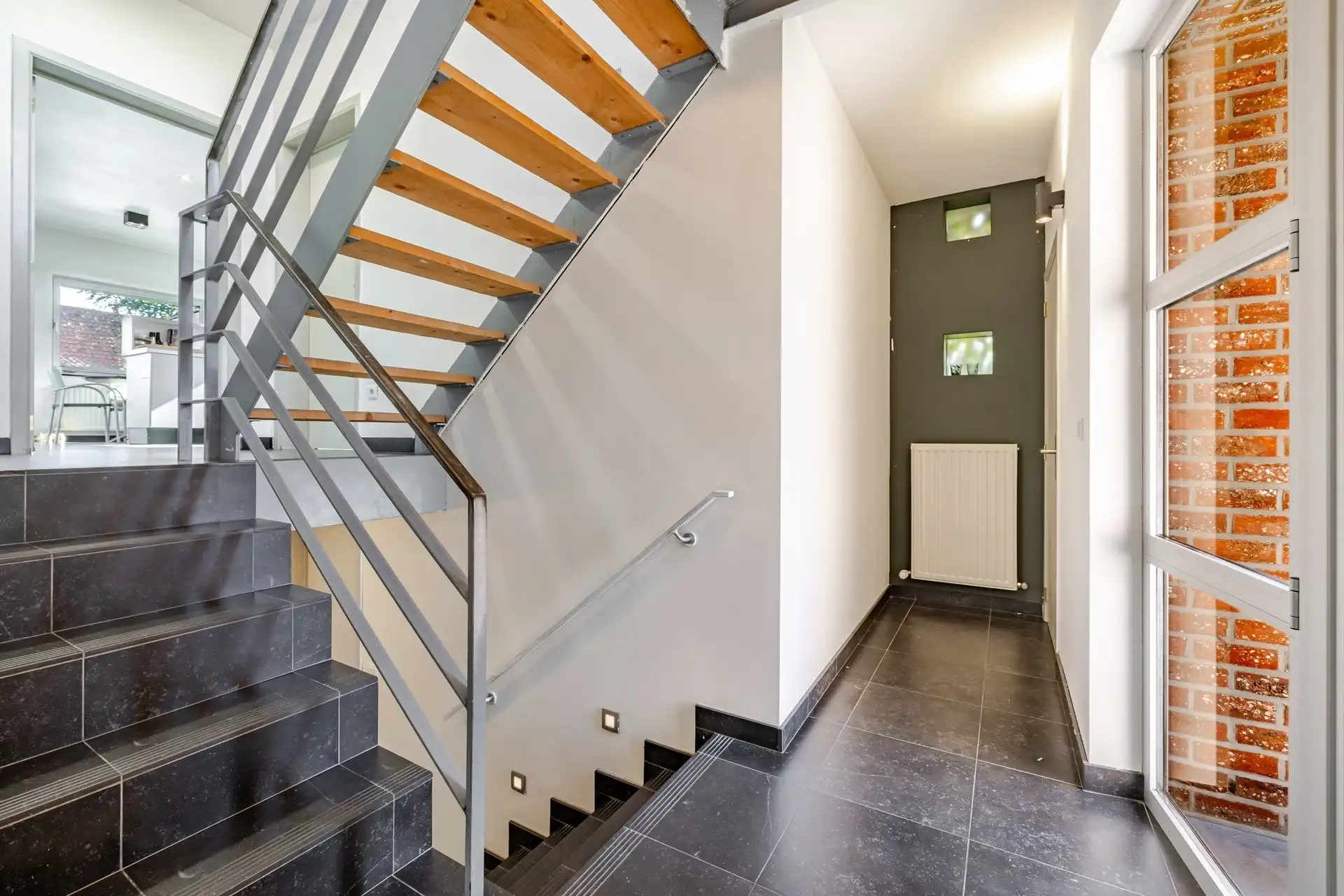 Karaktervolle architectenwoning op een perceel van ruim 25 are met diepe, oostgerichte tuin foto 9