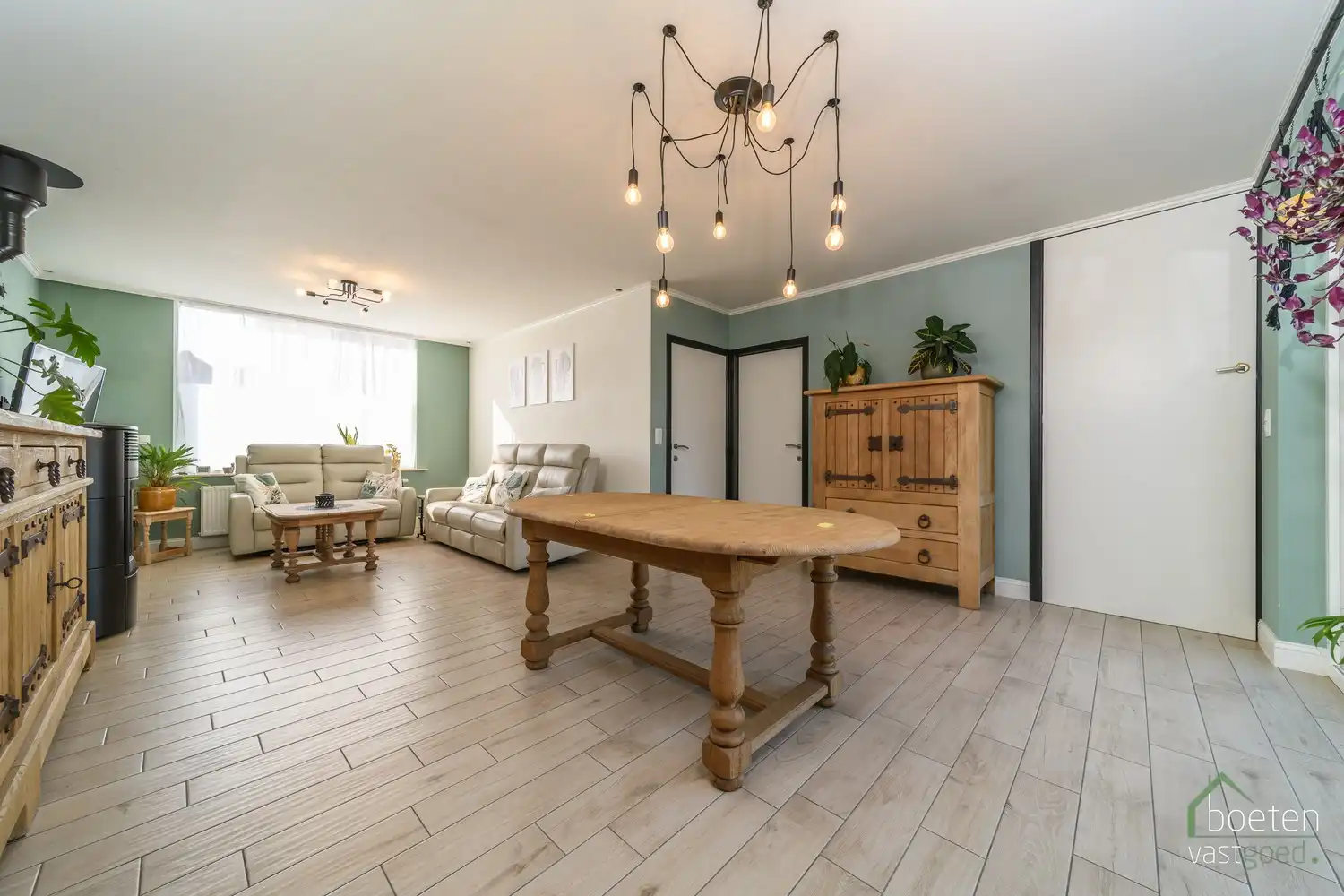 RENINGE: Gezellige dorpswoning met een gerenoveerd gelijkvloers, 3 slpks & zolder en tuin met open zicht op 376m² grondopp. foto 3