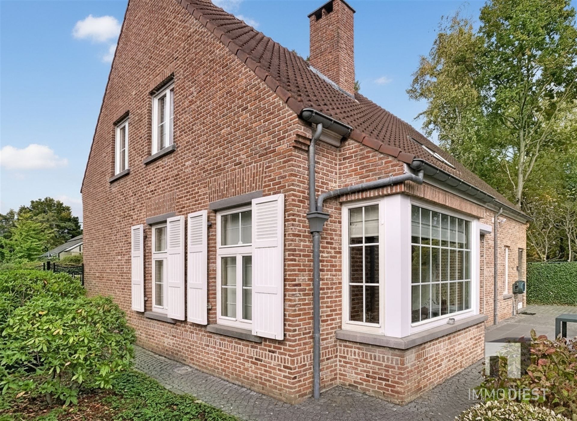 Ontdek deze solide, karaktervolle woning in Veerle met een zeer gunstige ligging op 10 are. foto 2