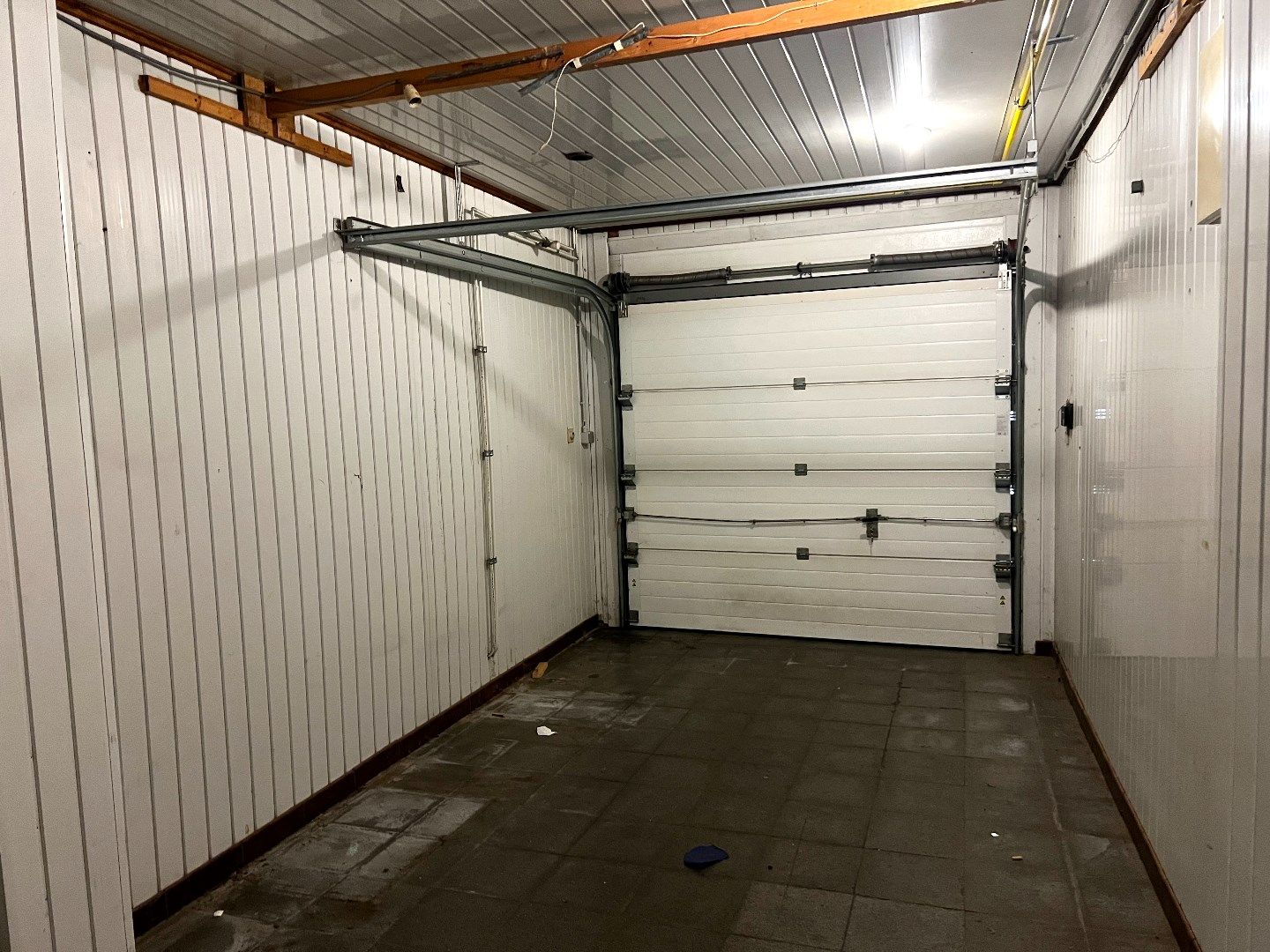 Te renoveren rijwoning met garage en tuin gelegen te Heule. foto 11