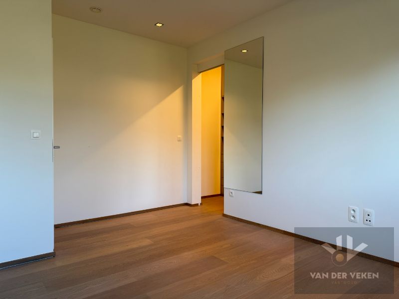 HOOGWAARDIG AFGEWERKT GELIJKVLOERS VILLA-APPARTEMENT foto 8