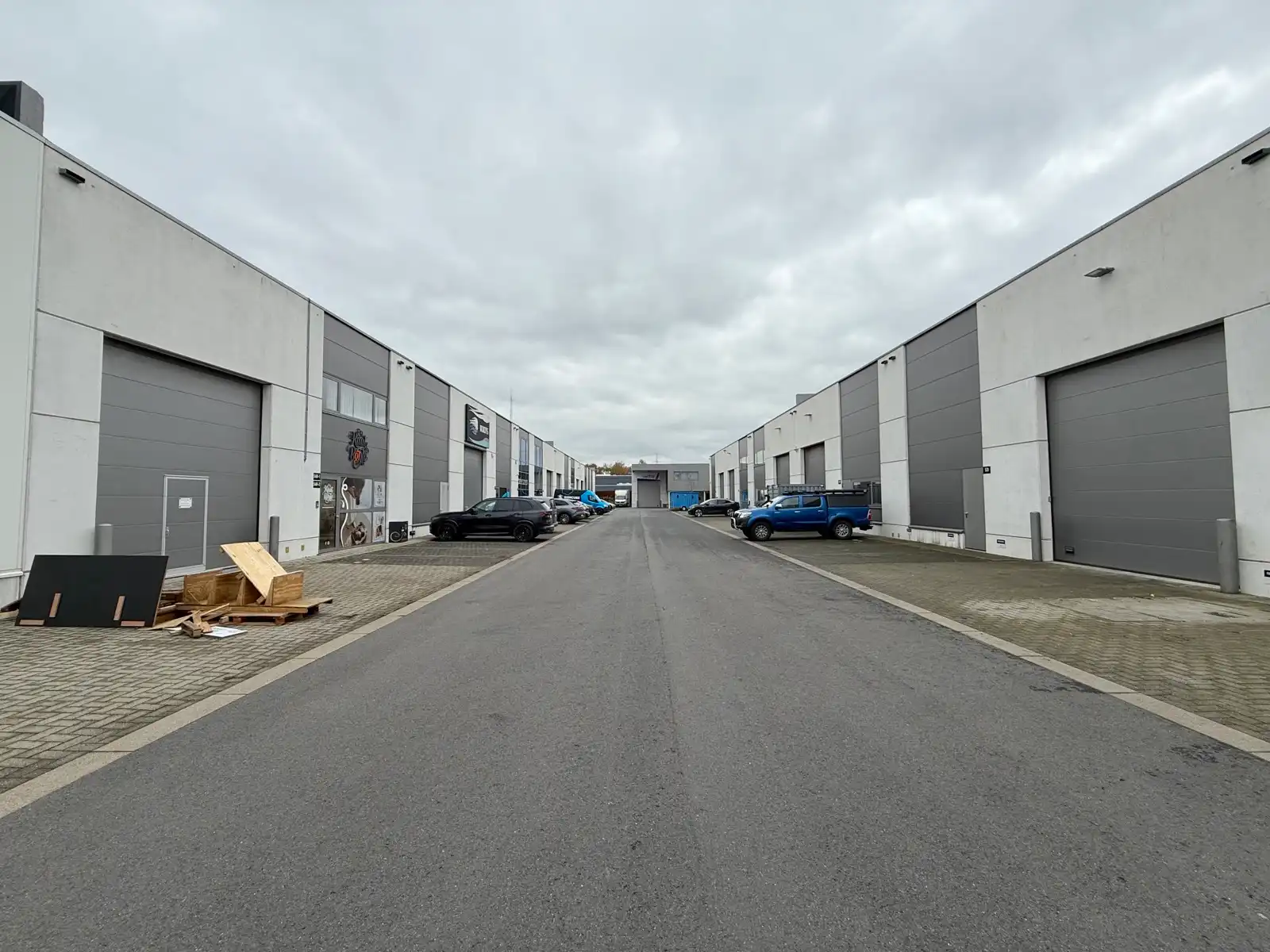 Perfect afgewerkt industriepand met kantoor en loods foto 39