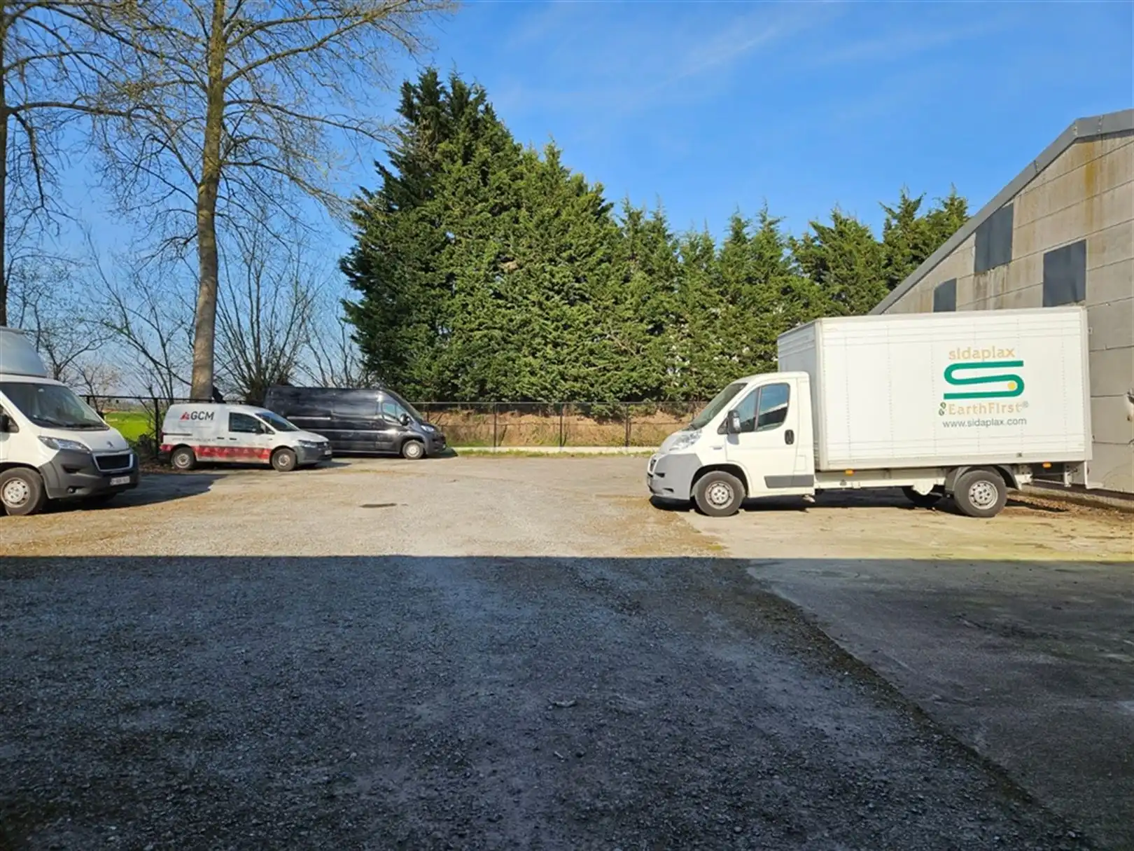 Magazijn met laadkades en kantoren foto 4