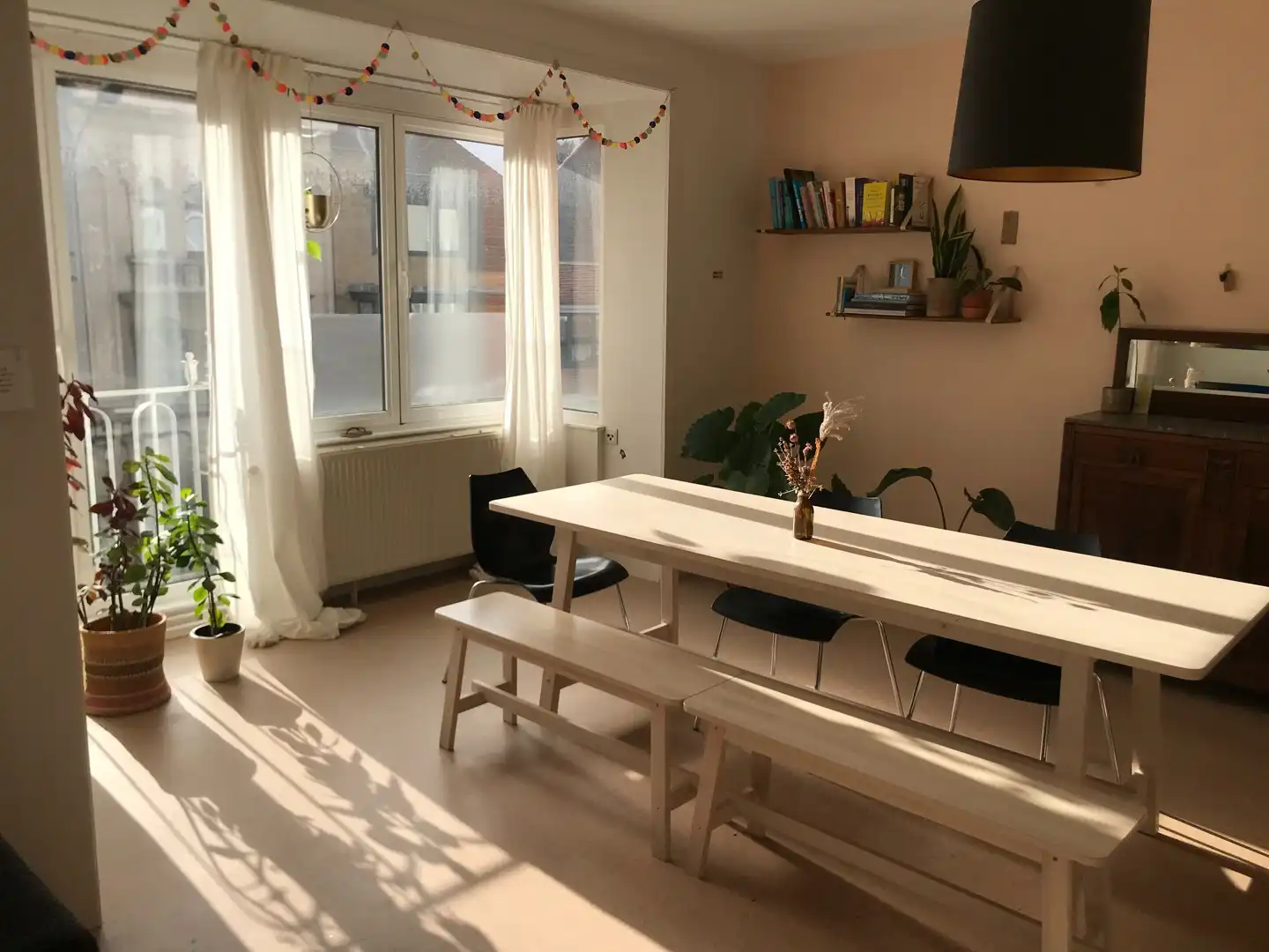 Mooi, ruim appartement met 2 slaapkamers en klein terras nabij Dampoort foto 2