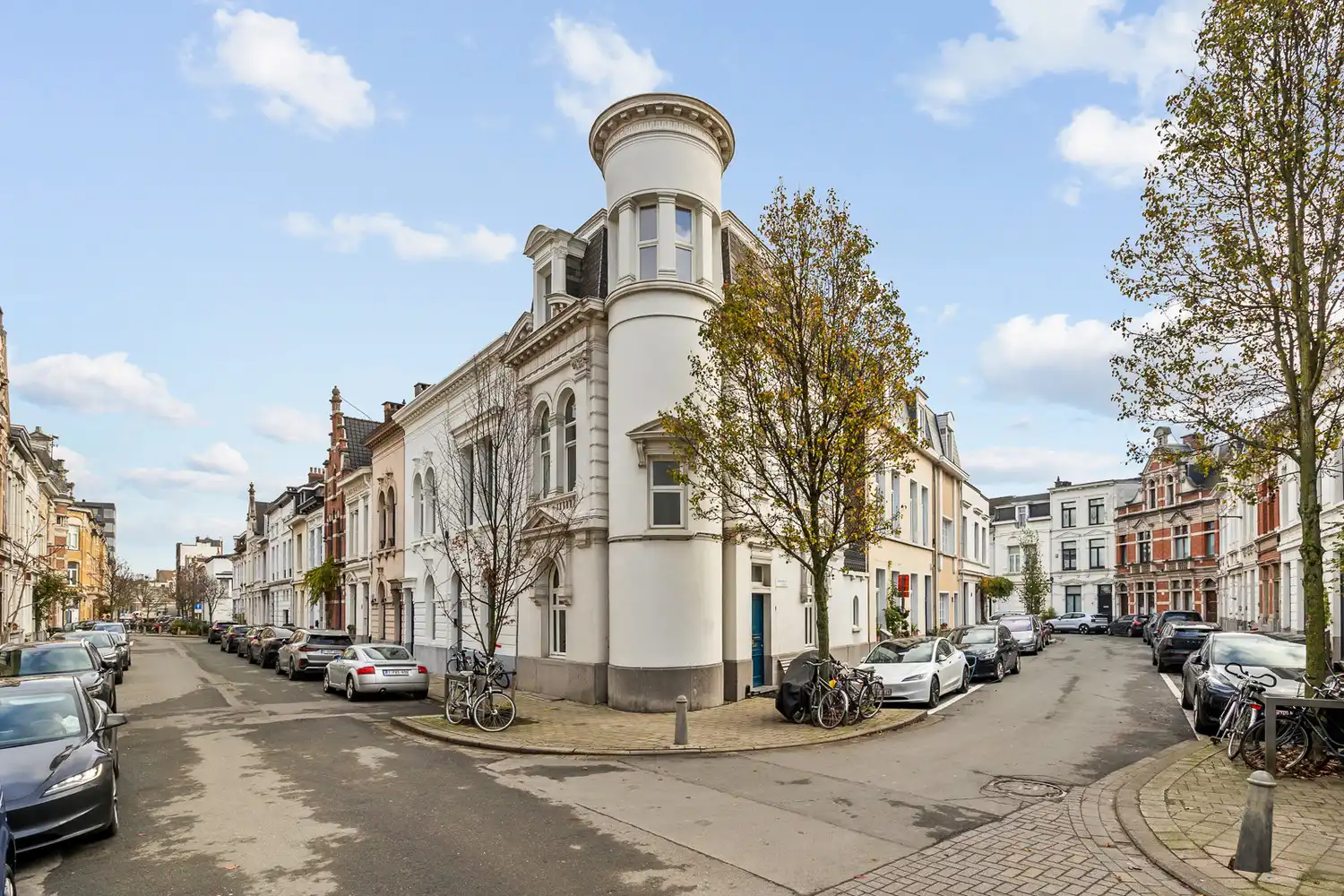 Wonen in een beschermde hoekwoning van Jos Bascourt uit 1894 is wonen in een uniek stuk Zurenborg, zonder renovatieplicht foto 2