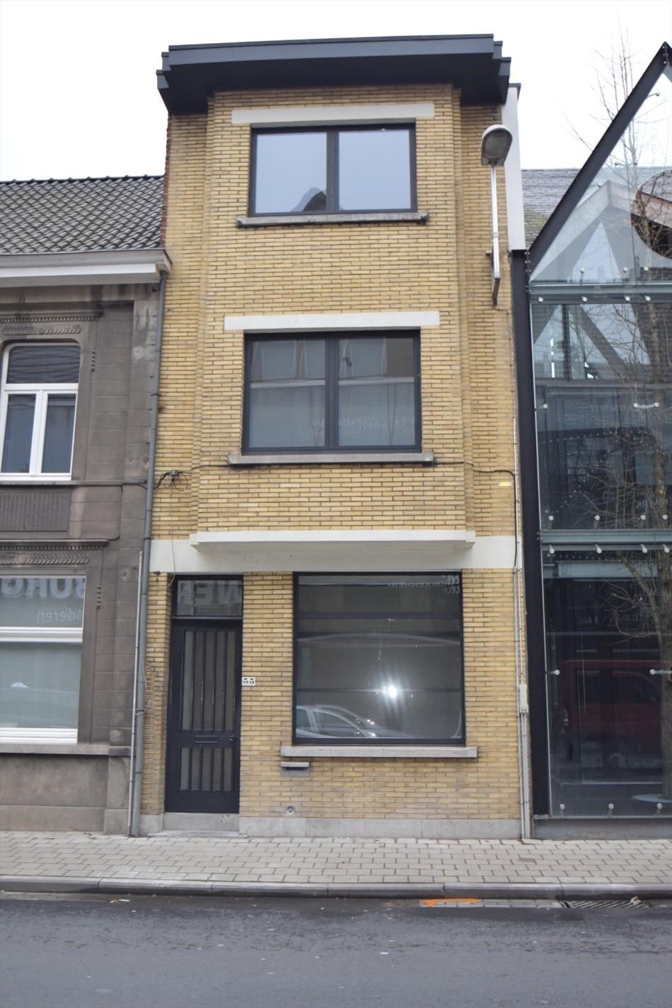 Ruime woning nabij Sint-Amandsplein, vlot bereikbaar  foto {{pictureIndex}}