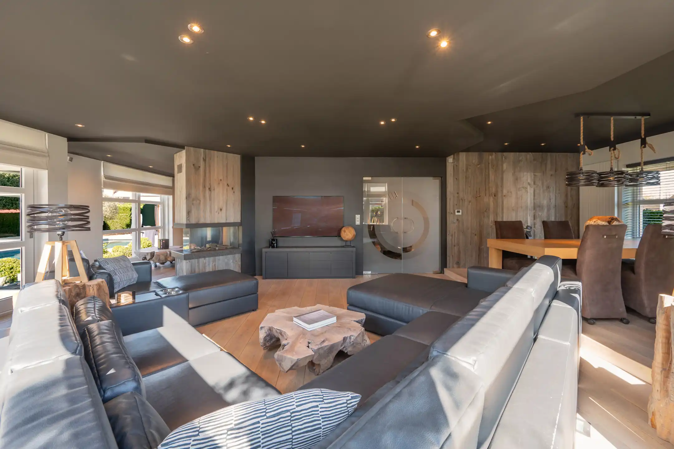 Tijdloze villa met buitenzwembad en exclusief poolhouse foto 4
