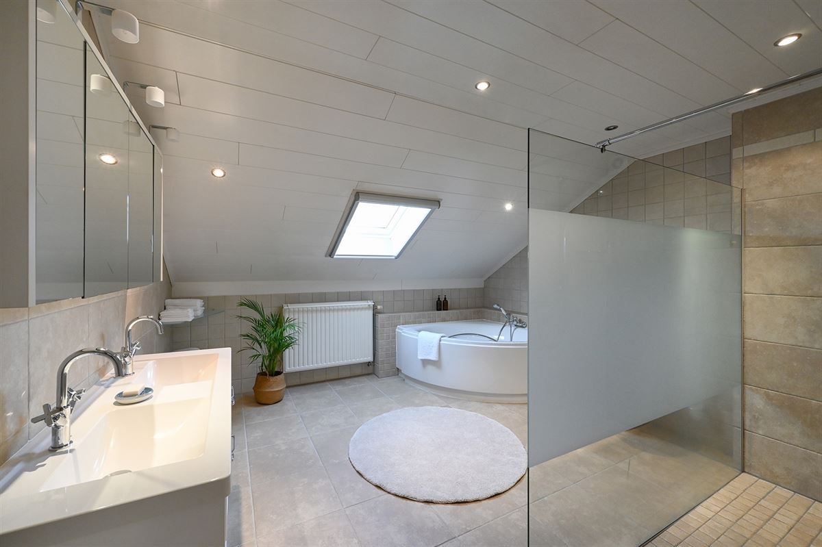 Zeer ruime villa met mogelijkheid voor praktijk of zorgwoning foto 13