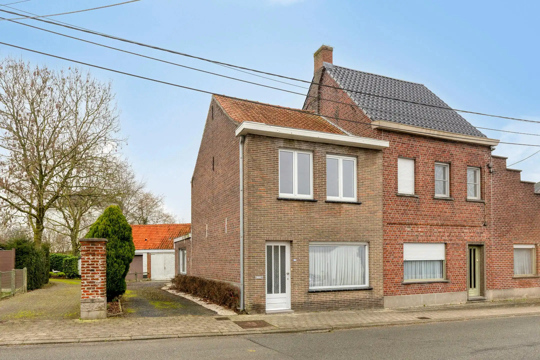 Hoofdfoto van de publicatie: Halfopen huis met 2 kamers en garage te koop in Anzegem