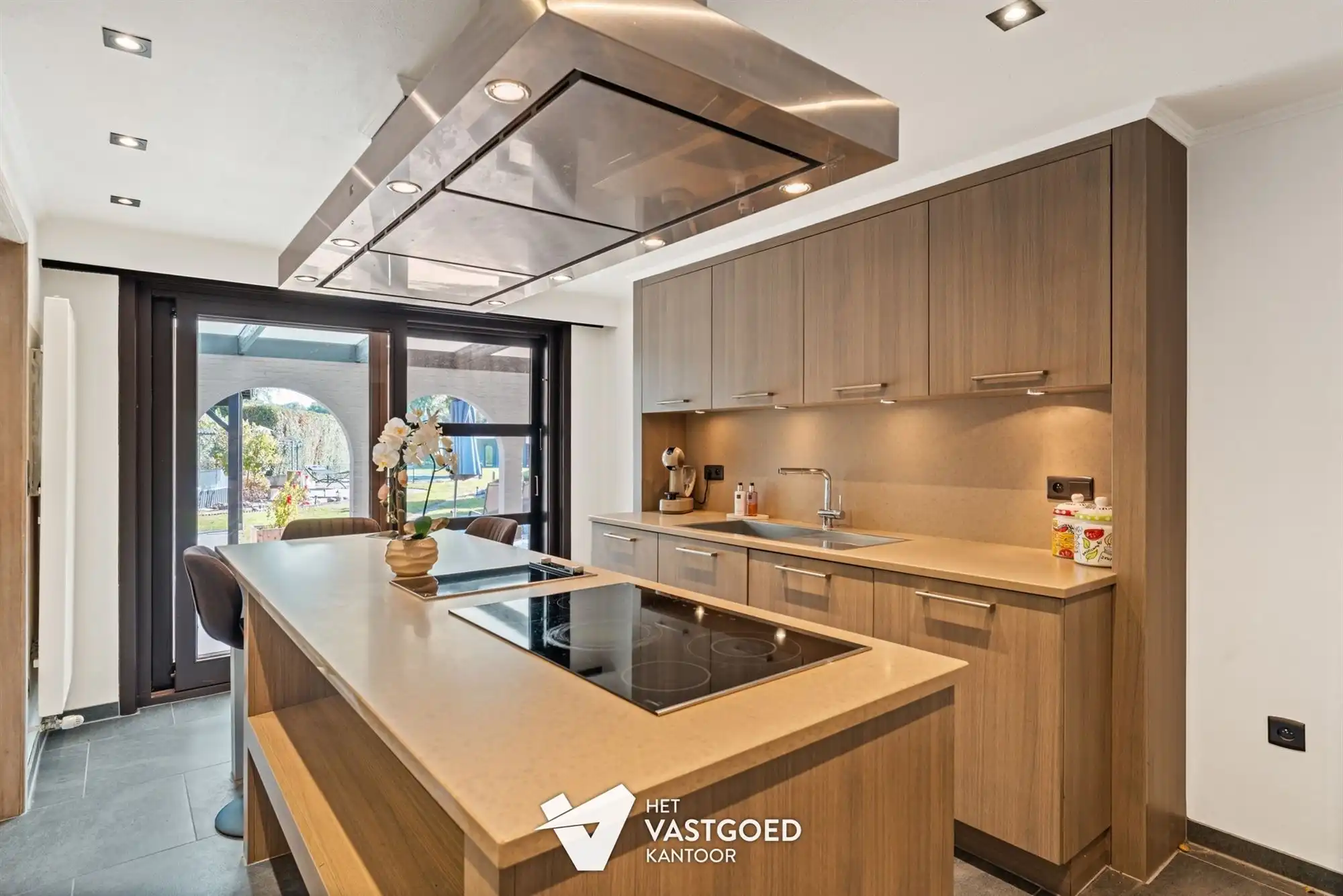 ZEER RUIME, GERENOVEERDE WONING OP TOP-LIGGING! foto 9