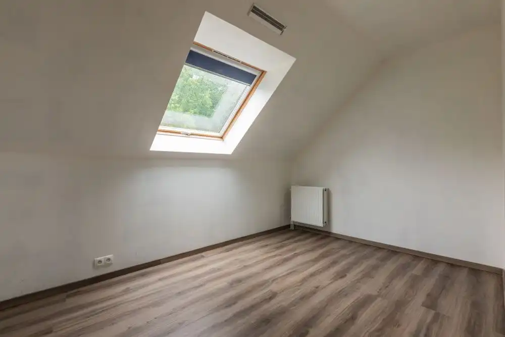 Halfopen recente woning in rustige woonwijk foto 9