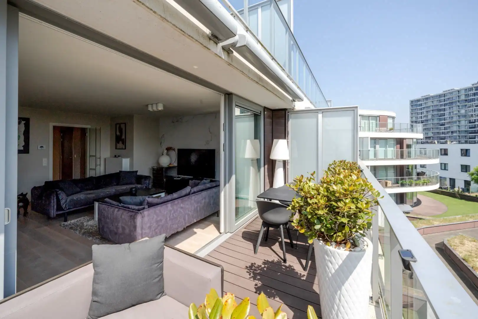 2-slaapkamerappartement met zonovergoten terrassen, hoogwaardige afwerking en topligging nabij zee foto {{pictureIndex}}