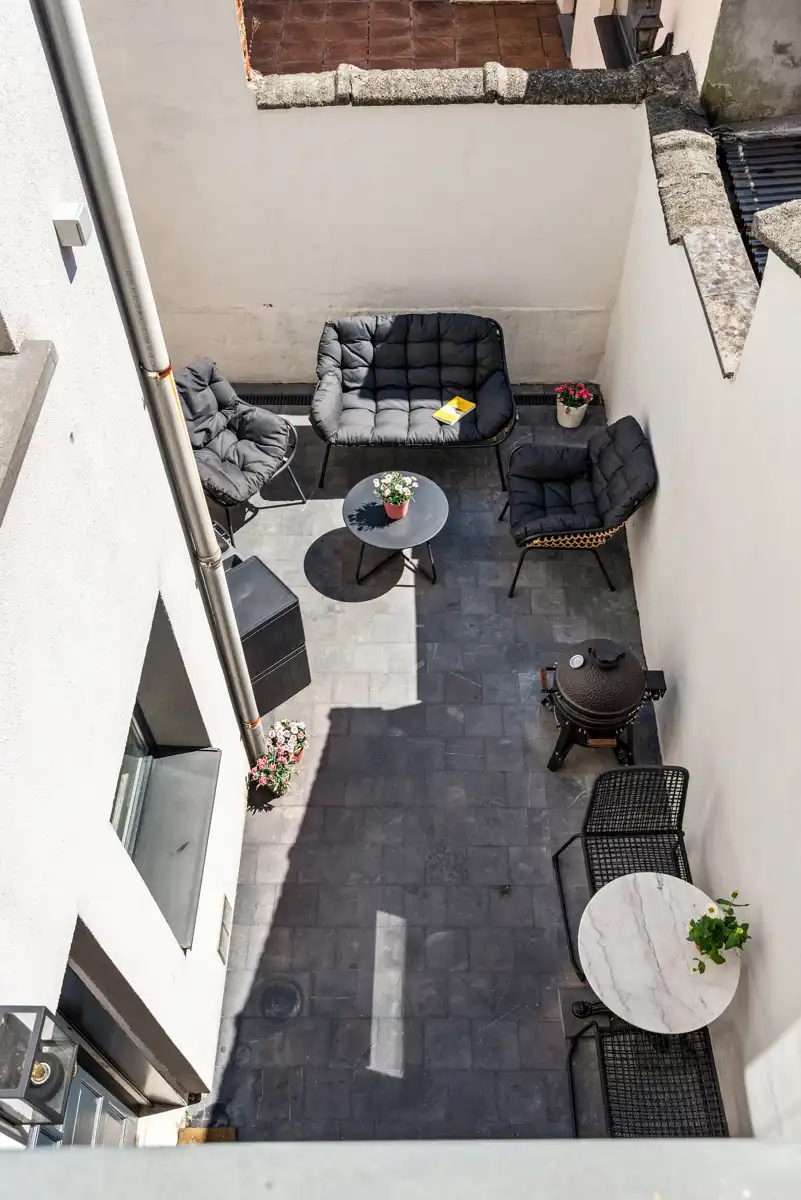 Een verrassend ruime woning met garage en zonnige koer foto 12