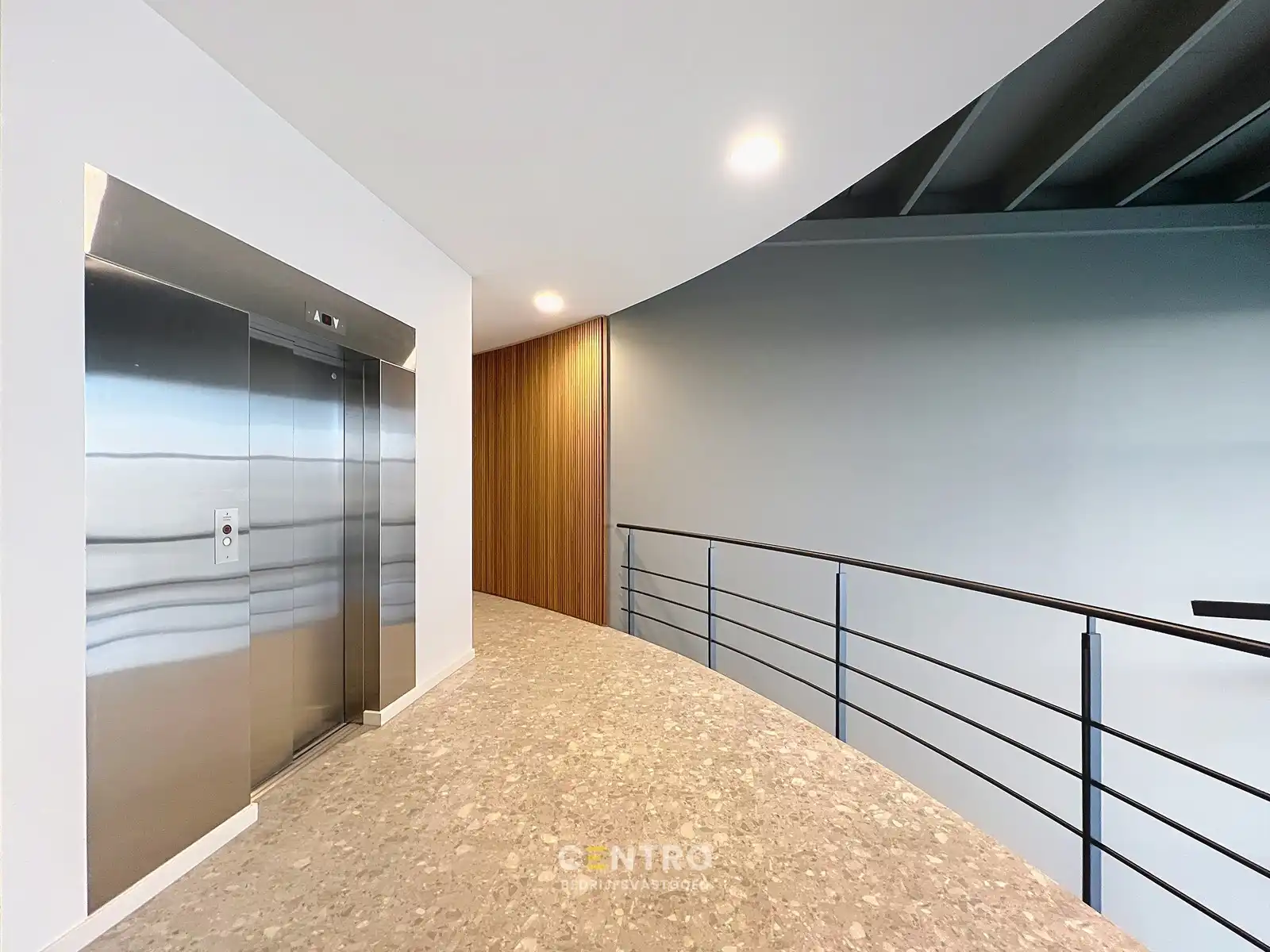 Energiezuinige, vernieuwde SERVICED kantoorruimte met mogelijkheid om een MAGAZIJN (215m²) bij te huren op Ieper Business Park! foto 2