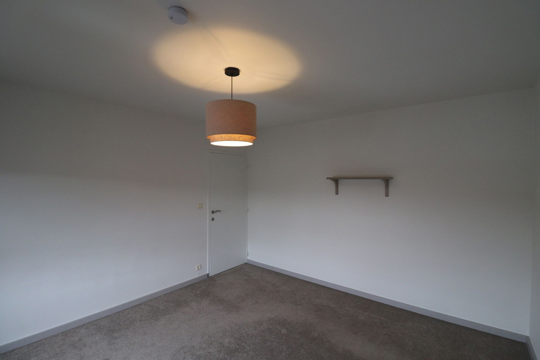 Een recent gerenoveerde woning met 3 slaapkamers, terras en garage. foto 20