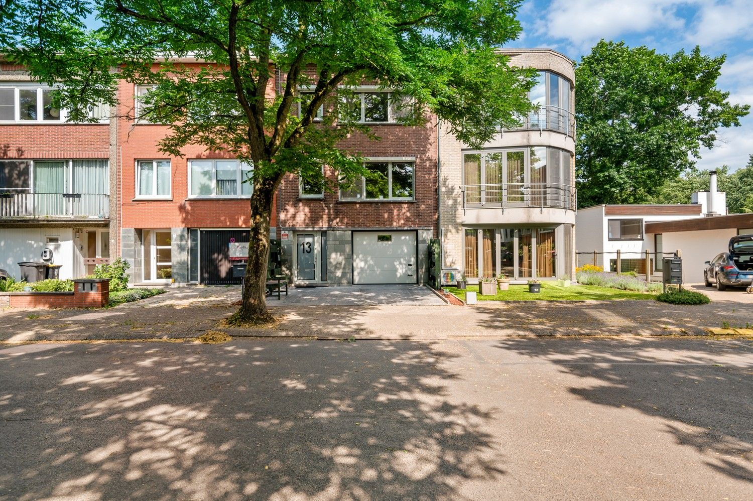 Instapklare woning met polyvalente praktijkruimte, 3 slaapkamers en aangename tuin te Wijnegem foto {{pictureIndex}}