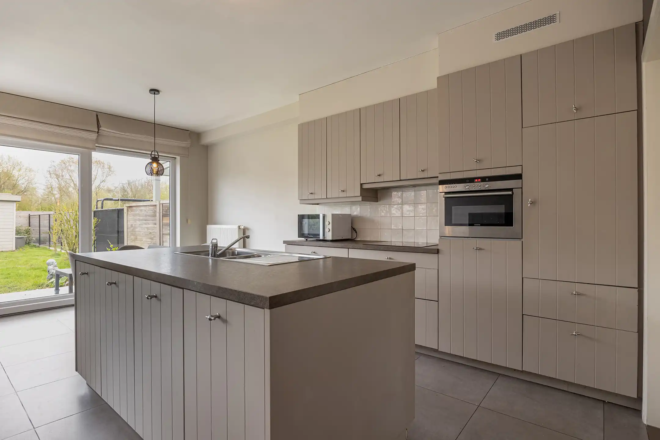 Instapklare recente HOB met 3 slaapkamers, tuin en garage foto 4