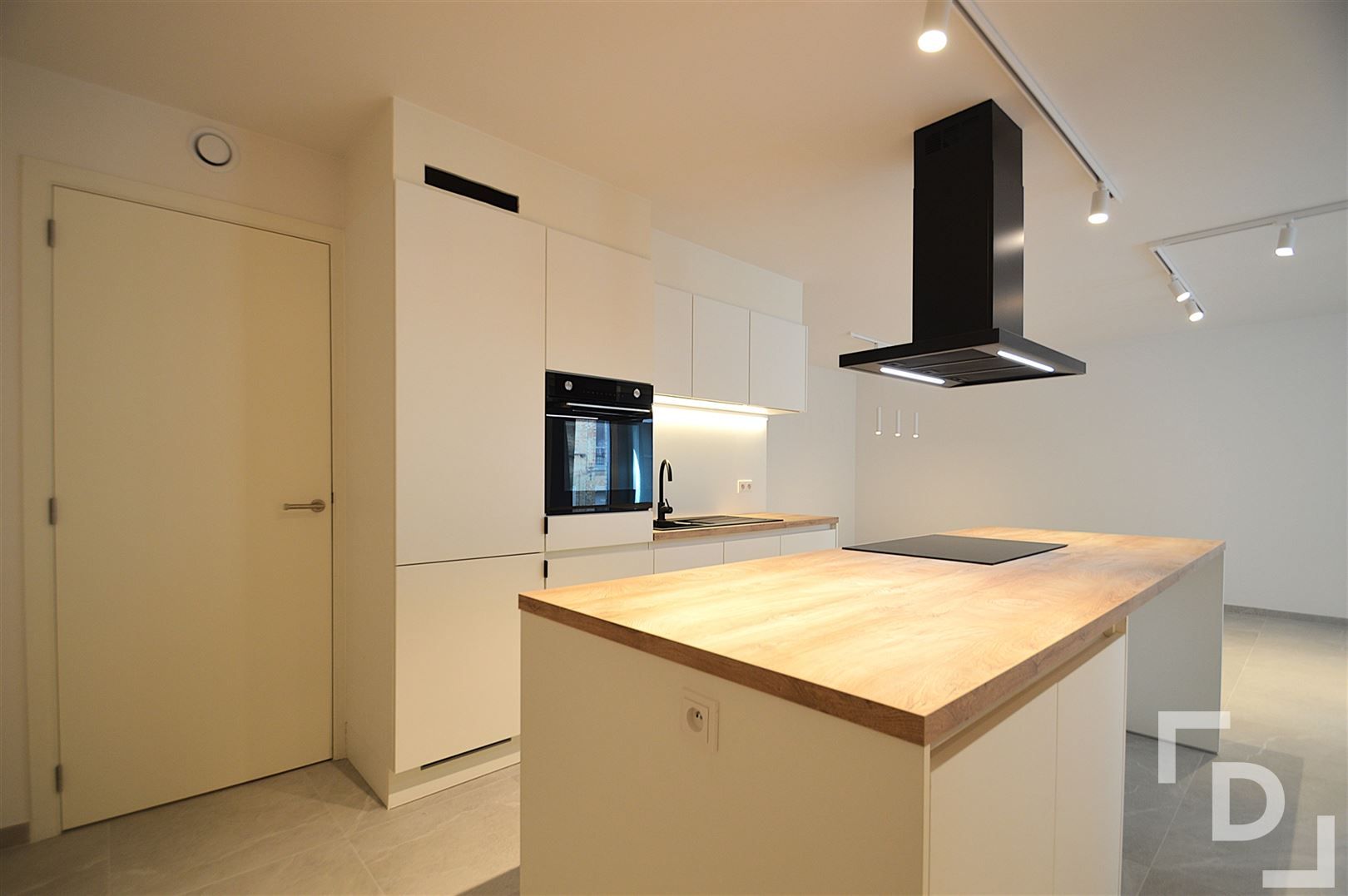 Nieuwbouwappartement van hoogwaardige afwerking met staanplaats te huur in centrum Ieper foto 5