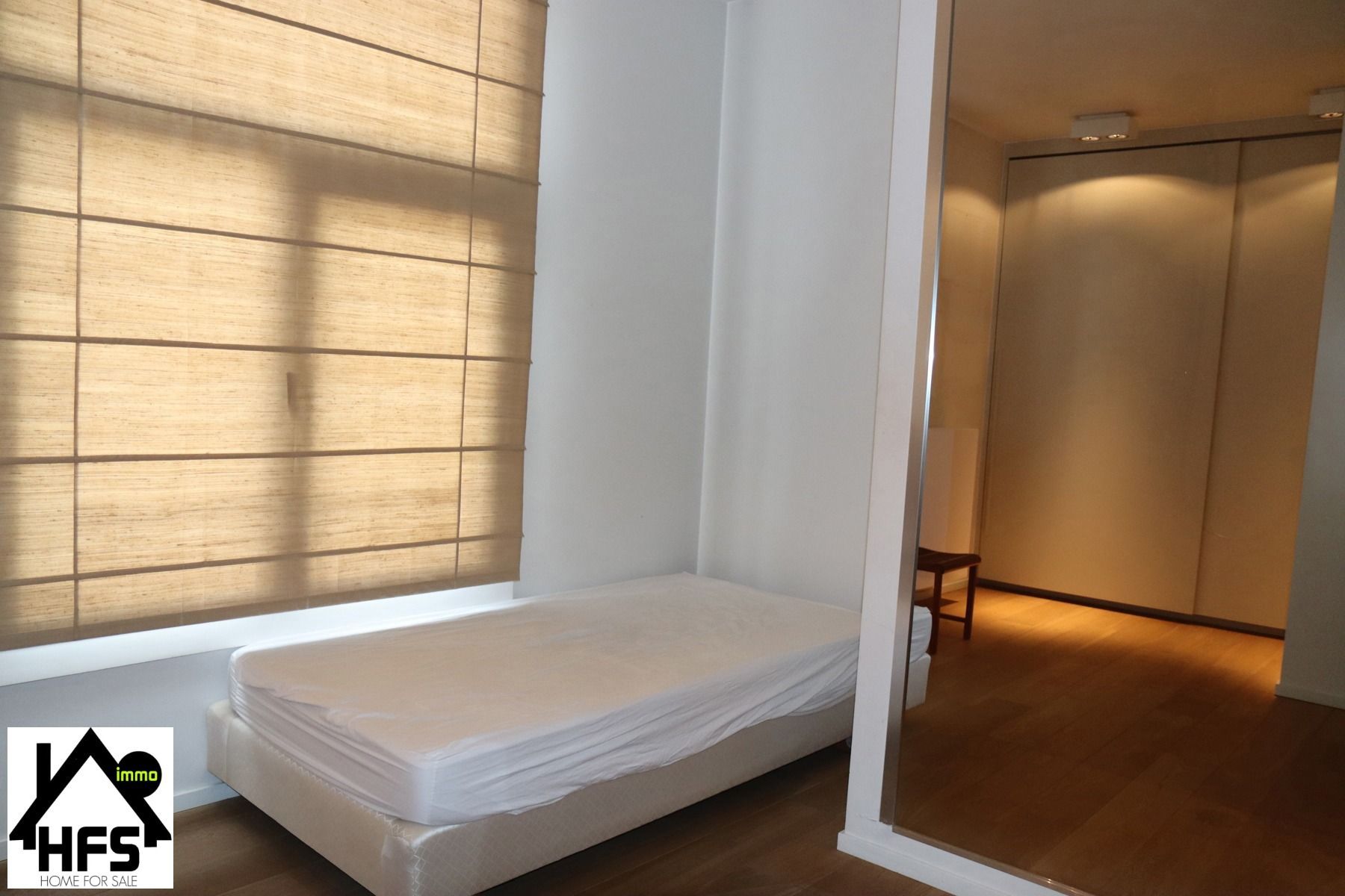 App op topligging op de Ijzerenleen met zicht op de historische gebouwen en Sint Rombouts toren foto 15