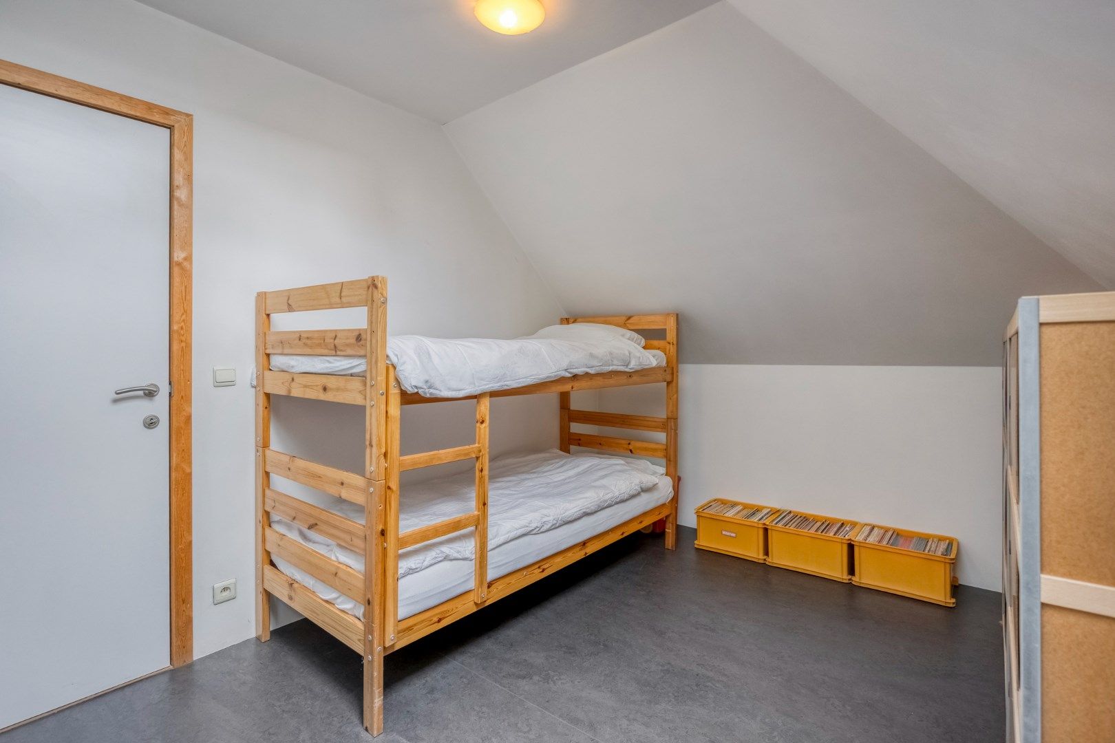 Instapklaar herenhuis met 4/5 slpks, centraal gelegen in Achterbos !  foto 31