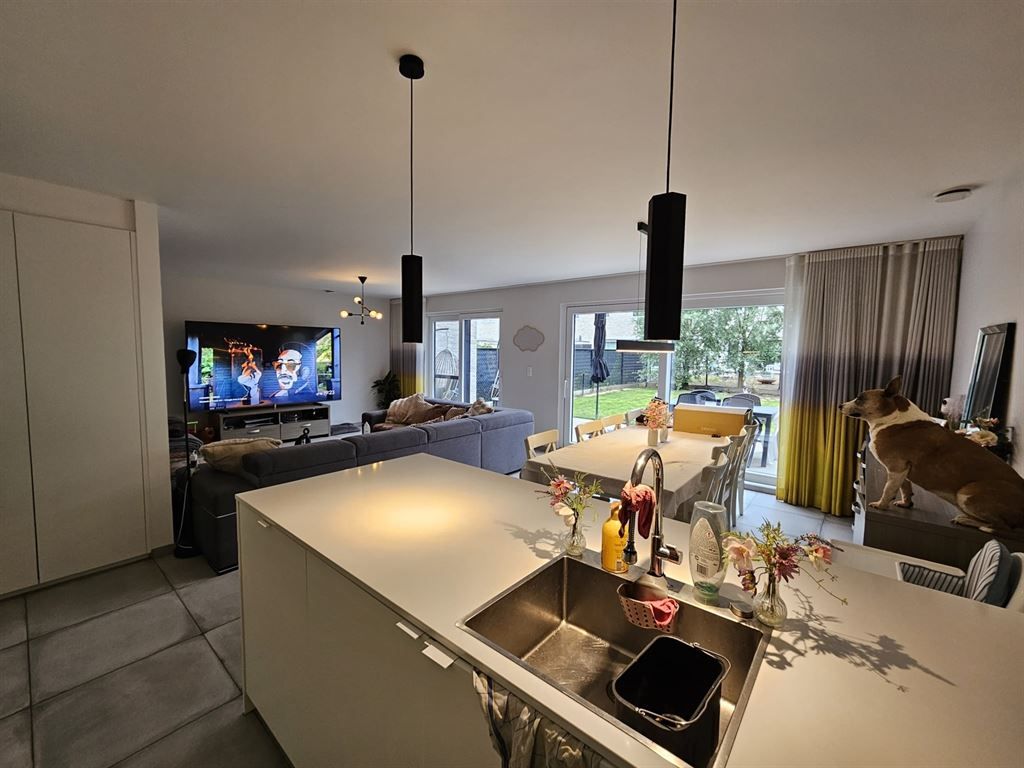 Recente gezinswoning in een rustige wijk foto 8