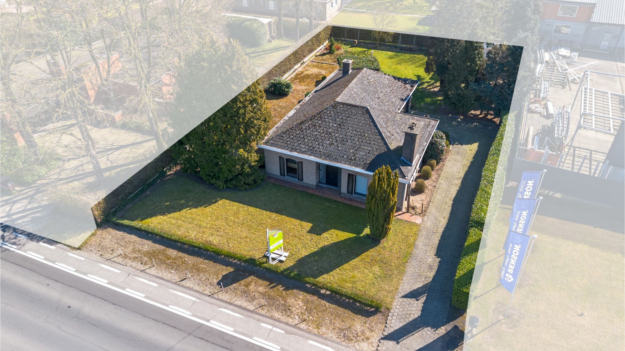 Hoofdfoto van de publicatie: Ruime bungalow met veel potentieel en grote tuin!