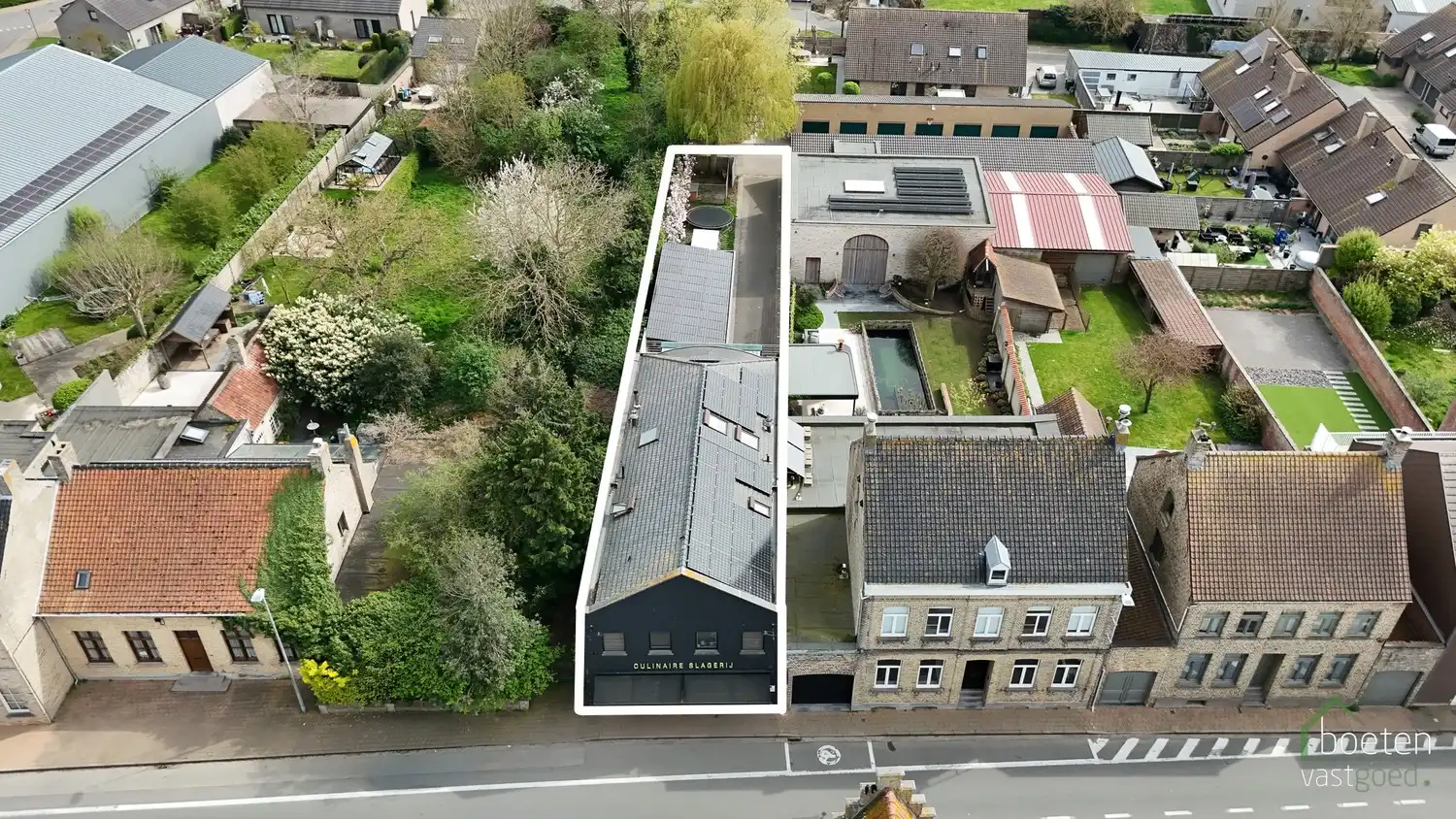 ALVERINGEM: instapklare beenhouwerij met woonst (4 slpks), ruim zonneterras/tuintje en garage in het hart van Alveringem. foto {{pictureIndex}}