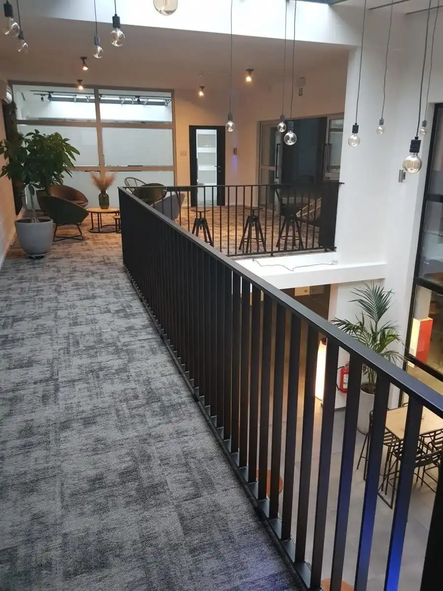 Terbeschikkingstelling van infrastructuur in vernieuwde kantoren met parking, 160m², Genk-Noord foto 21