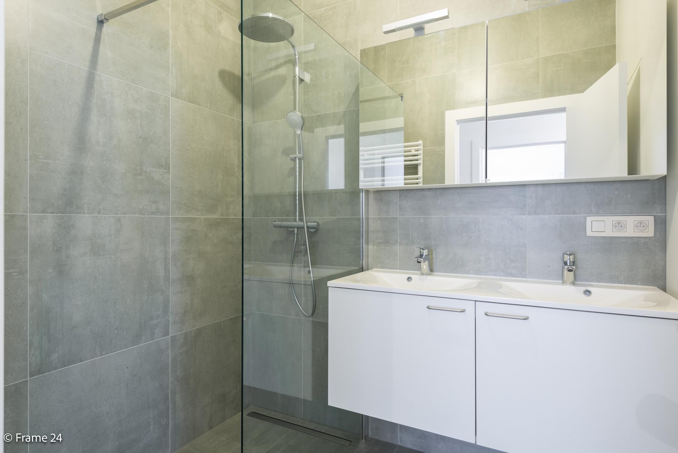 Volledig gerenoveerd gelijkvloers appartement op toplocatie. foto 13