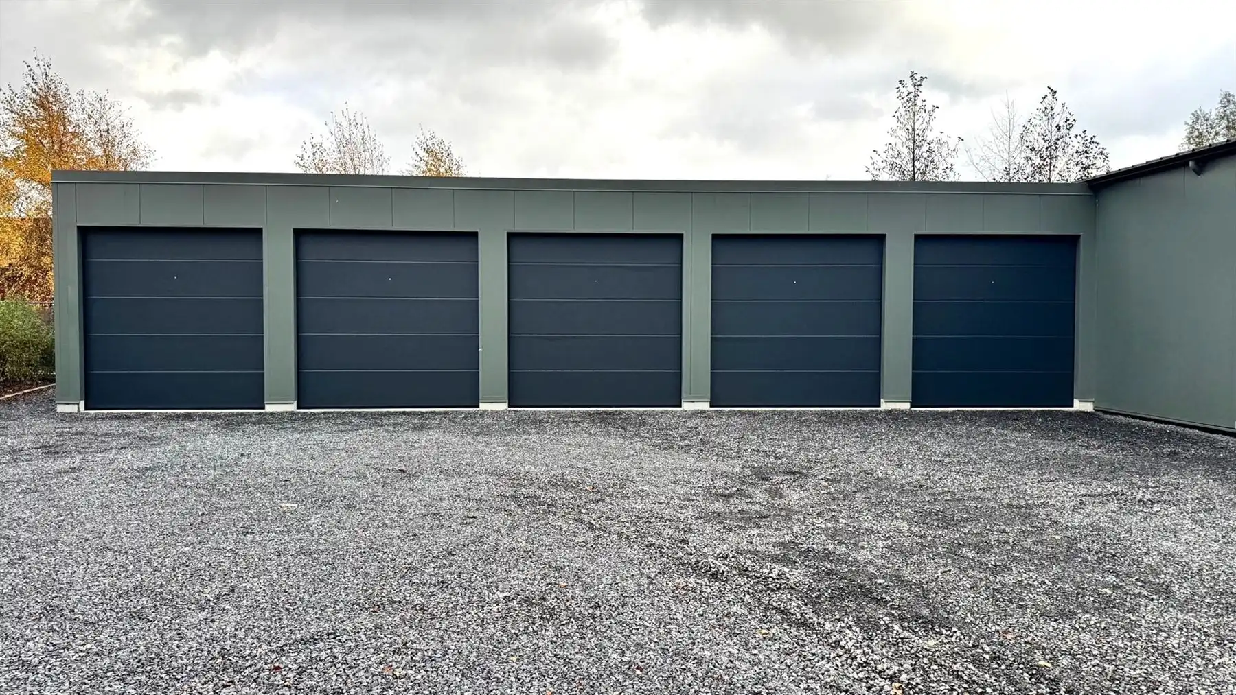 Garage te huur, ideaal voor uw mobilhome, oldtimer, boot,... foto {{pictureIndex}}