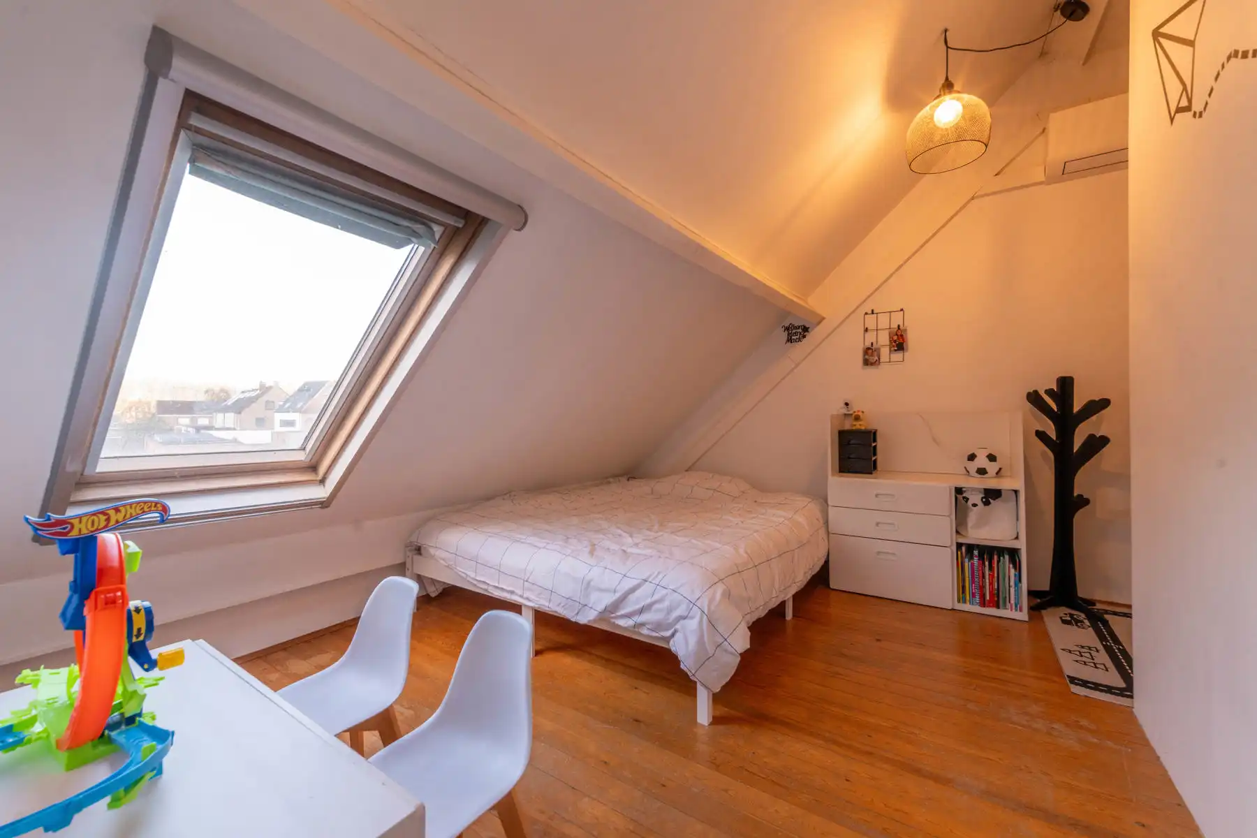 Instapklare, modern afgewerkte woning met B-label te Niel. foto 11