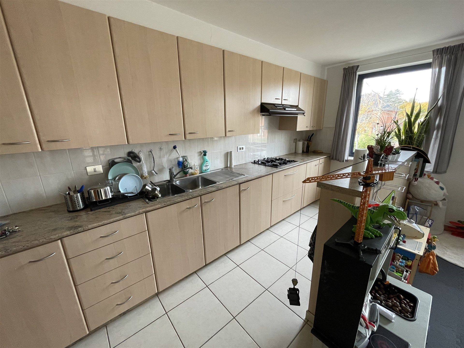 Gunstig gelegen 2 slaapkamer duplex appartement met garage.  foto 8