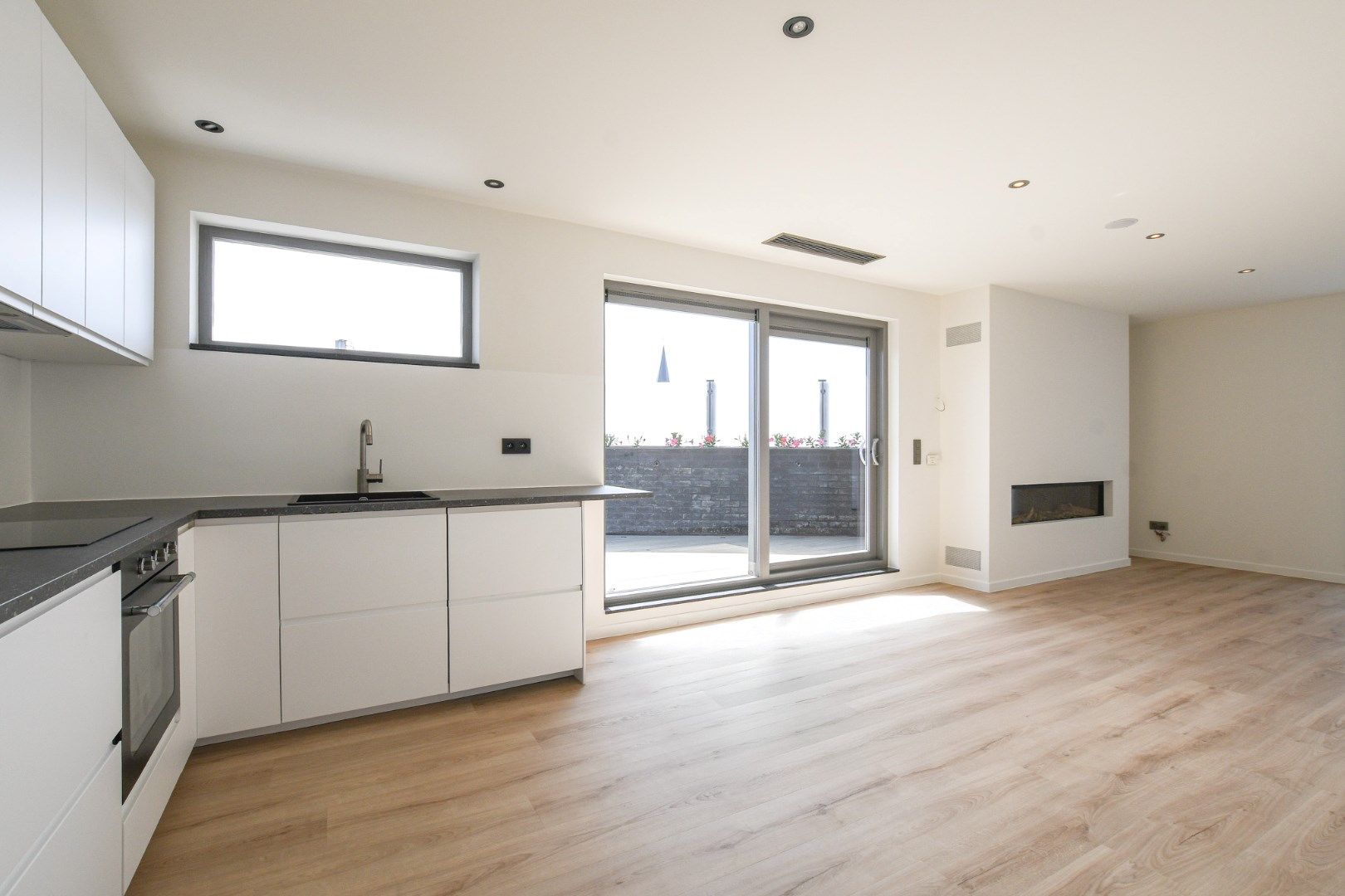 Volledig gerenoveerd dakappartement met 2 terrassen en zicht op de polders te koop in Klemskerke (De Haan) foto 8