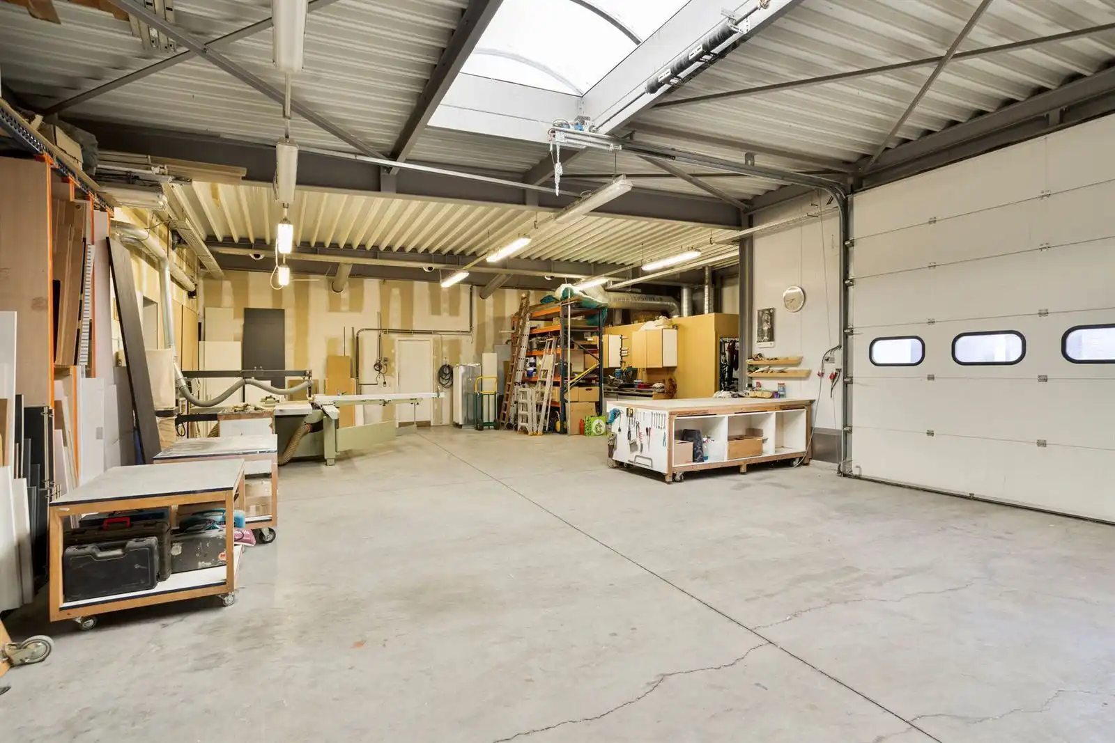 Veelzijdig handelspand met toonzaal, werkplaatsen en ruime woonst in Halle foto 11