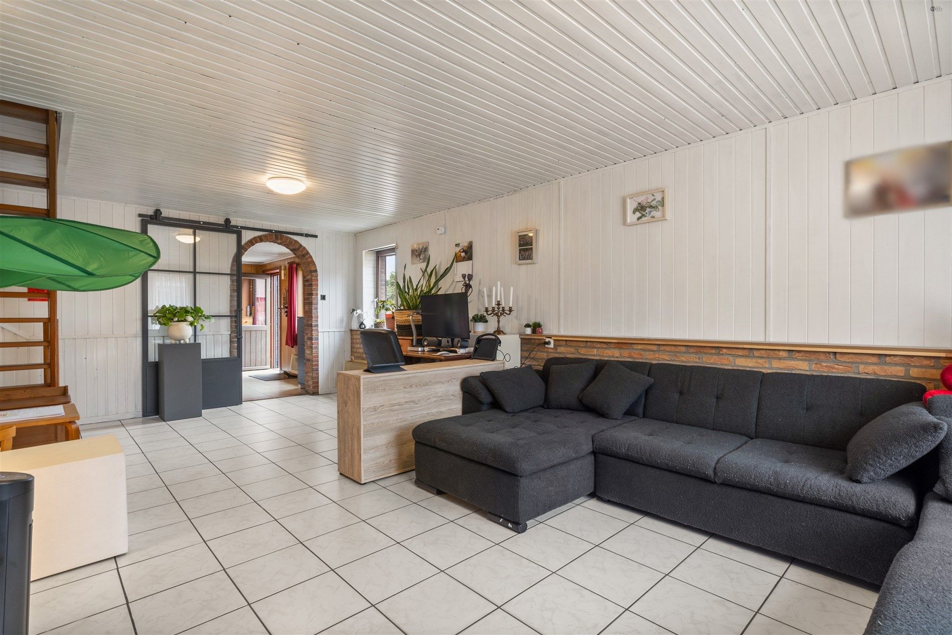 verzorgde woning met brede oprit en garage foto 2