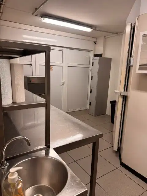 Dit handelspand, gebouwd in 2008, beschikt over een totale bruikbare oppervlakte van 143 m² en werd jarenlang uitgebaat als succesvolle broodjeszaak. foto 23