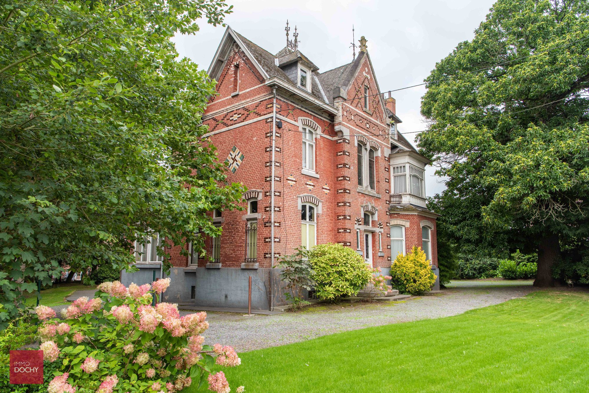 Hoofdfoto van de publicatie: Karaktervol en centraal gelegen villa-herenhuis