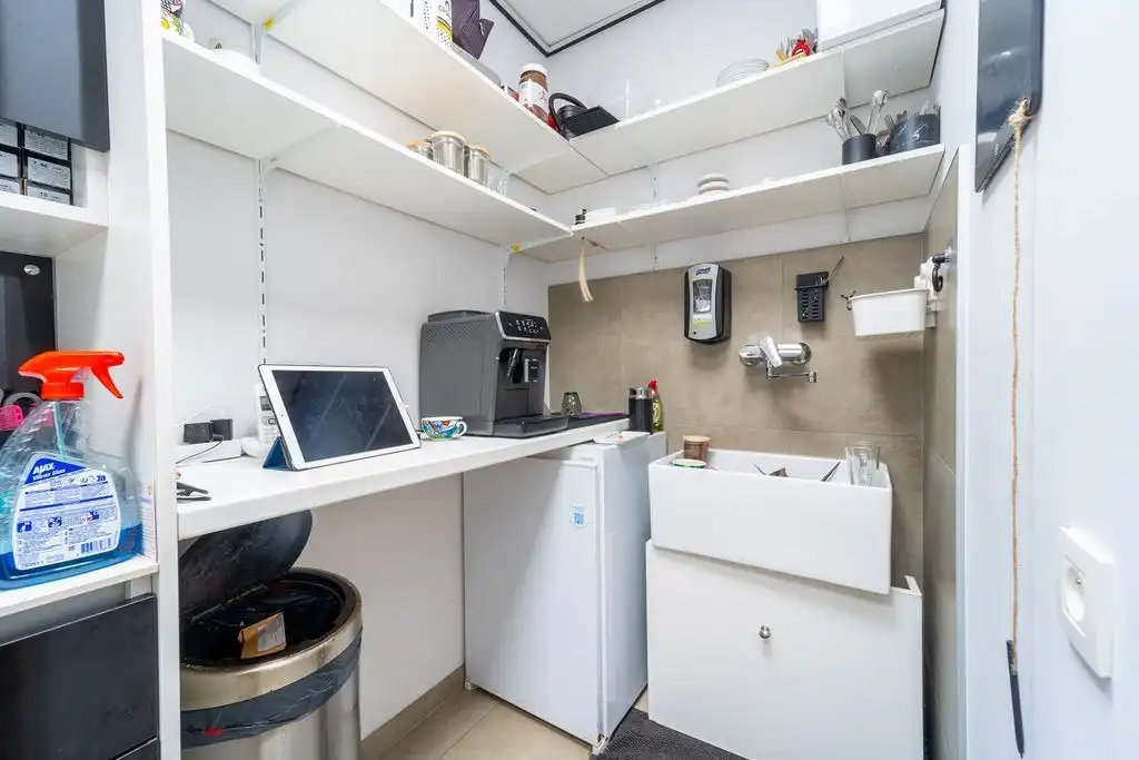 UITSTEKENDE OPBRENGSTENEIGENDOM - MODERNE COMMERCIËLE HANDELSRUIMTE MET BERGING OP TOPLOCATIE NABIJ HASSELT CENTRUM VANAF 295.000 EURO foto 12