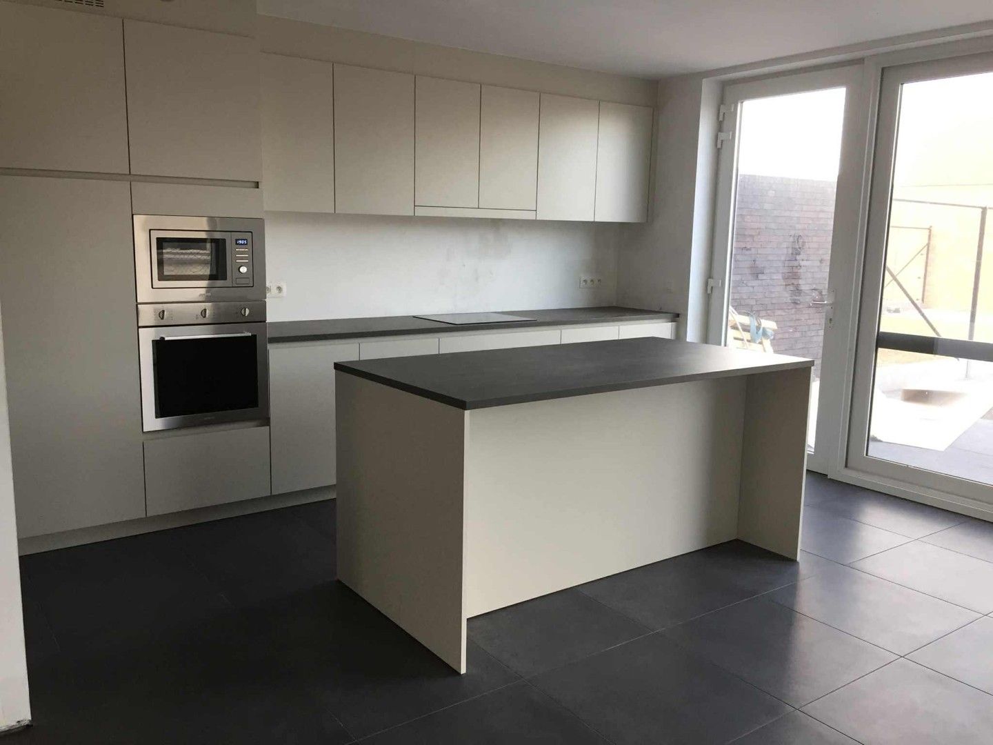 Recent en verzorgde hoekwoning met 2 parkeerplaatsen en garage foto 6