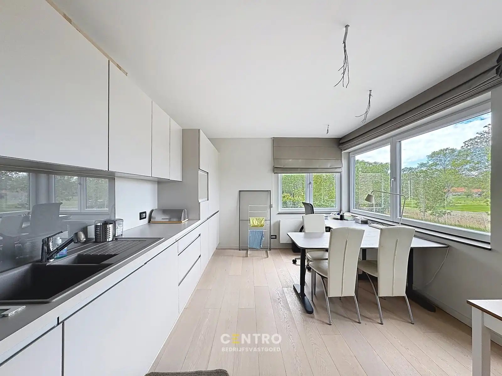 Strategisch gelegen BEDRIJFSPAND met magazijn, kantoren, verhuurd appartement & perceel bouwgrond (villa-bouw) nabij autosnelwegen te 8000 Brugge foto 14