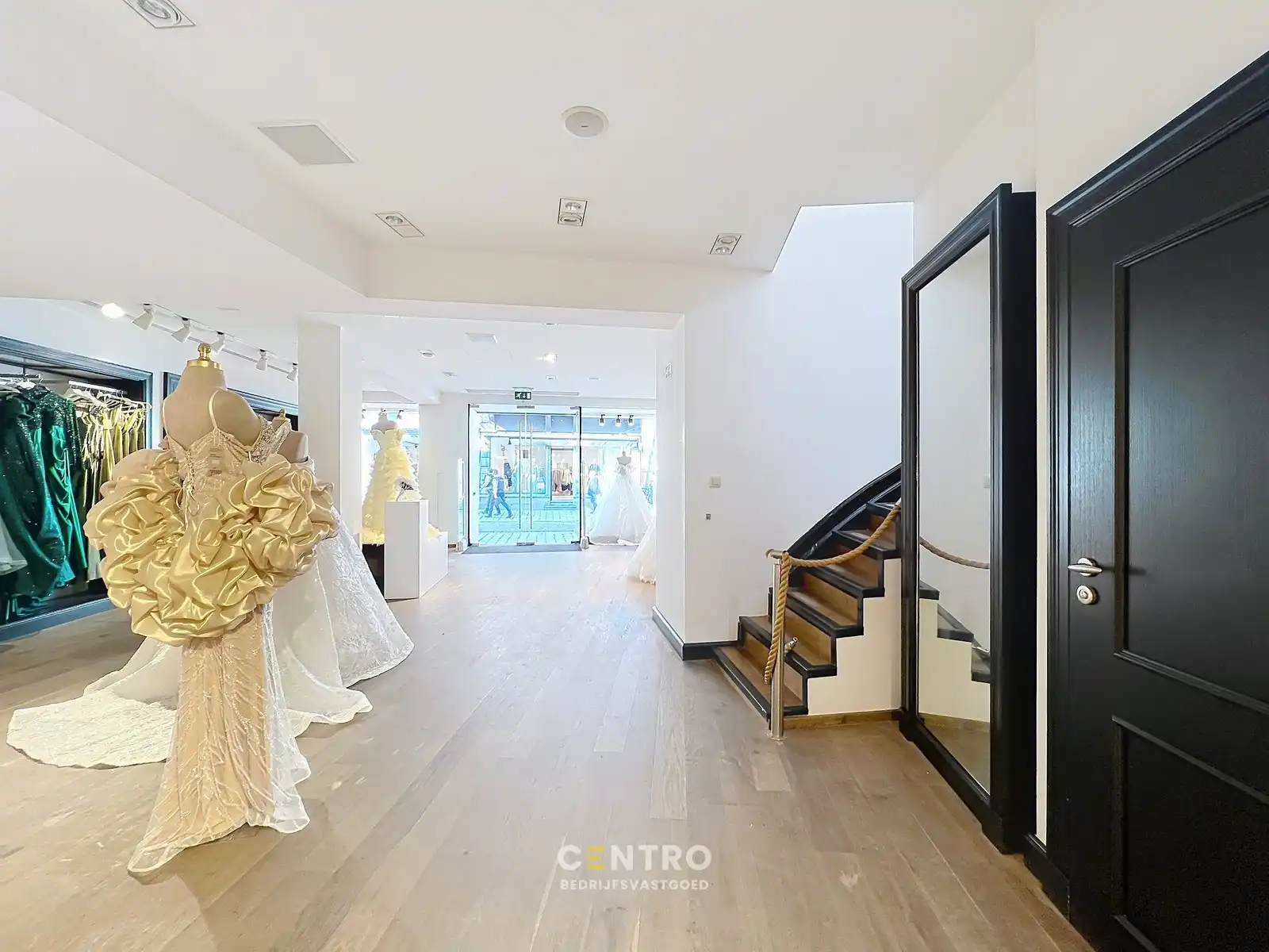 Handelspand met uitstraling (420 m² winkelruimte + extra stockruimte) te huur op topligging in OOSTSTRAAT, Roeselare. foto 10