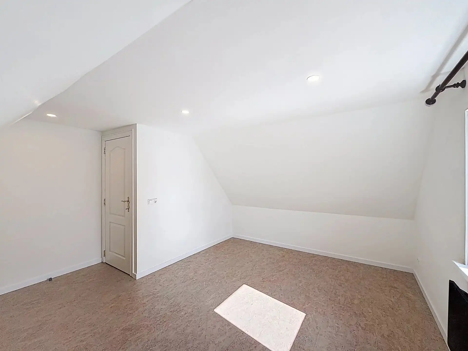 Zeer ruime en verzorgde woning met 5 slaapkamers en 2 badkamers op een groot perceel foto 30