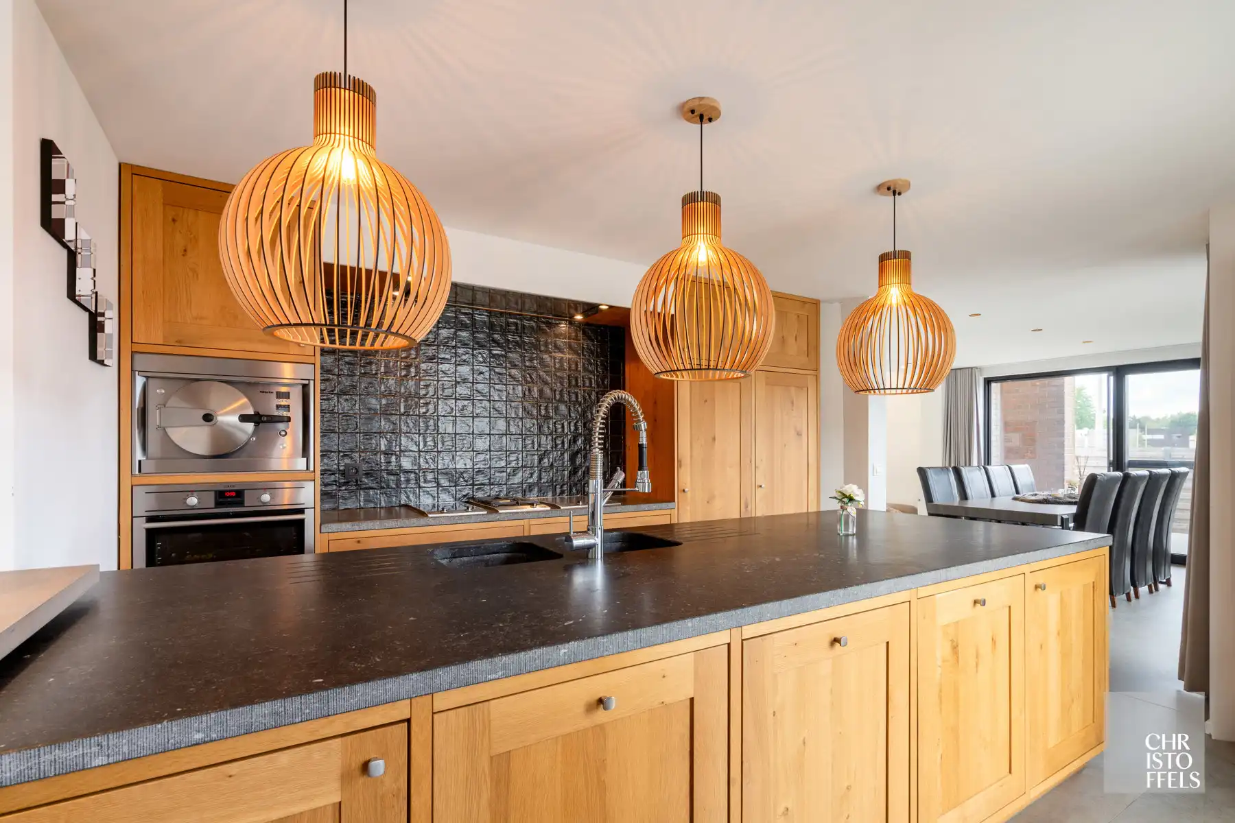 Stijlvol gerenoveerde woning op perceel van 540 m² foto 2