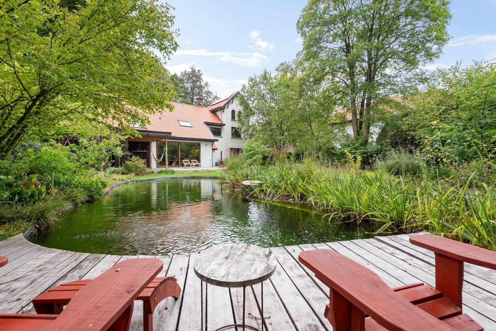 Stijlvolle, vrijstaande villa met zonnige tuin en zwemvijver foto {{pictureIndex}}