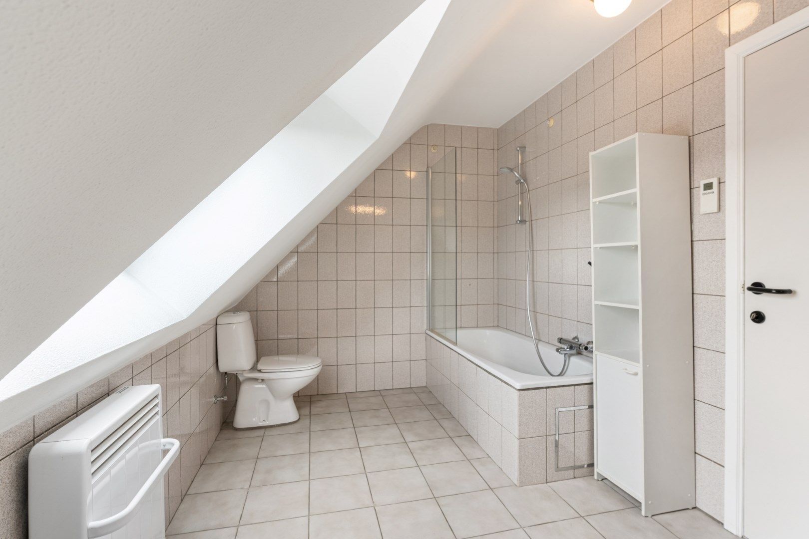 Comfortabel gebouw, onderverdeeld in een gelijkvloers appartement en een woning (210 + 210A), op een perceel van 9a60 met diverse mogelijkheden (kangoeroewoning foto 28