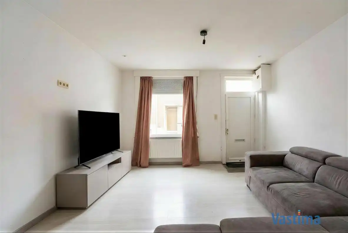 Deels gerenoveerde rijwoning met tuin nabij centrum Lebbeke foto 3