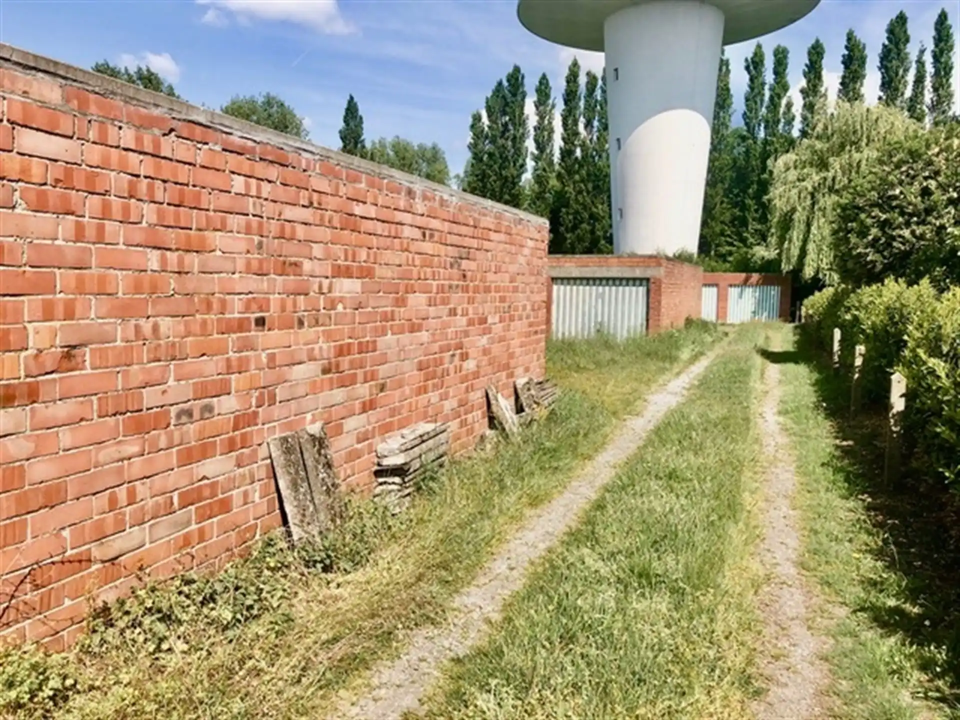 Bouwgrond met 11 garages foto 2