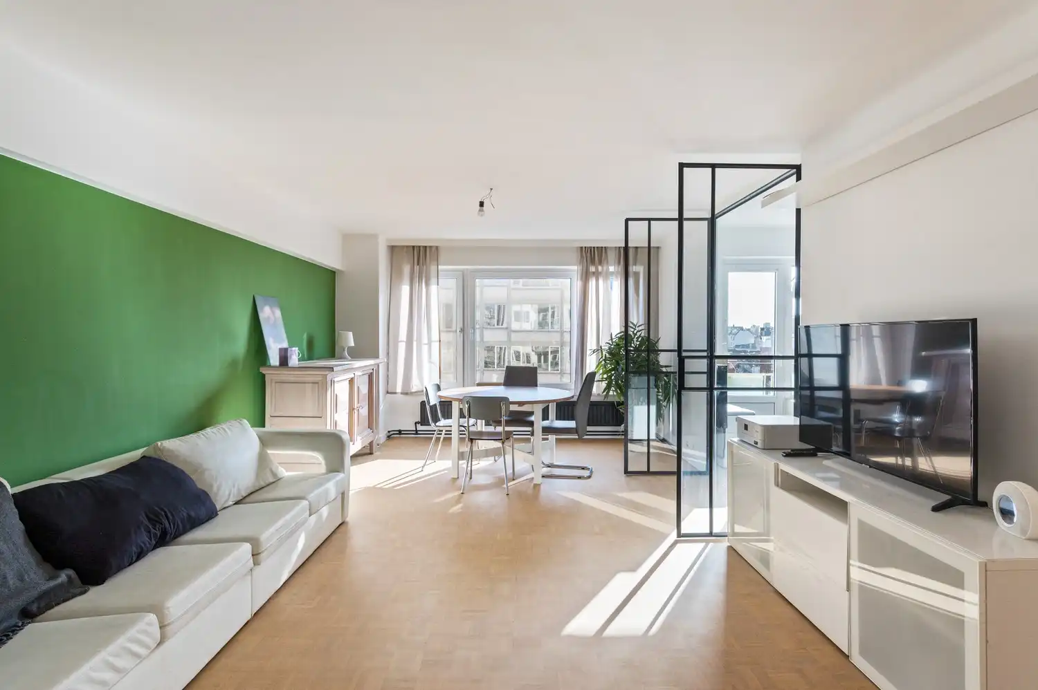 Gerenoveerd appartement met 2 slaapkamers en staanplaatsen te Antwerpen! foto 3