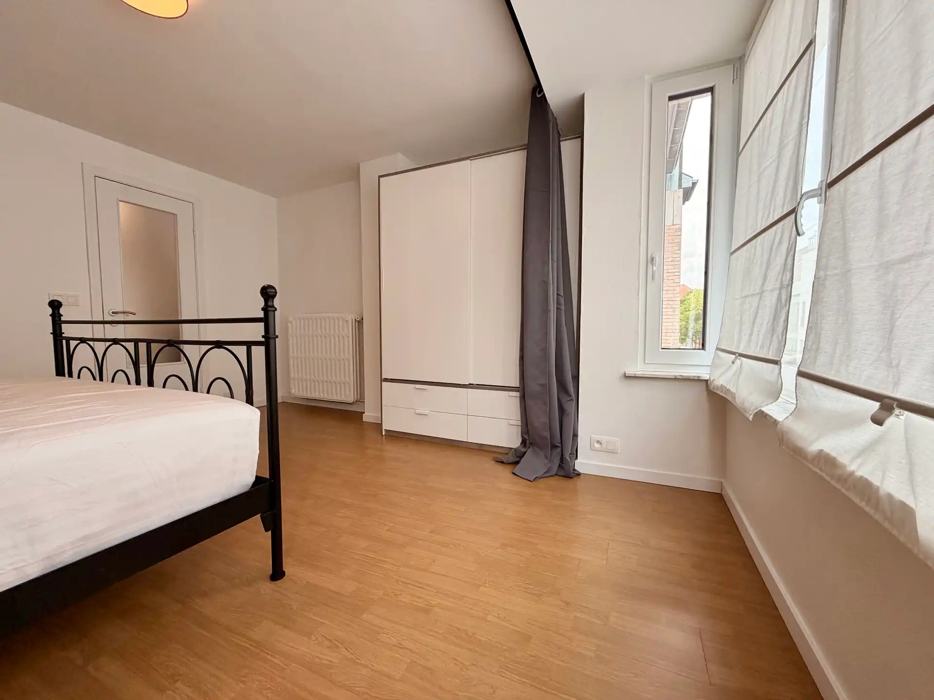 DE PANNE – Instapklare gerenoveerde woning met 4 slpk., grote garage, op wandelafstand van zee, bos en tram.  foto 23